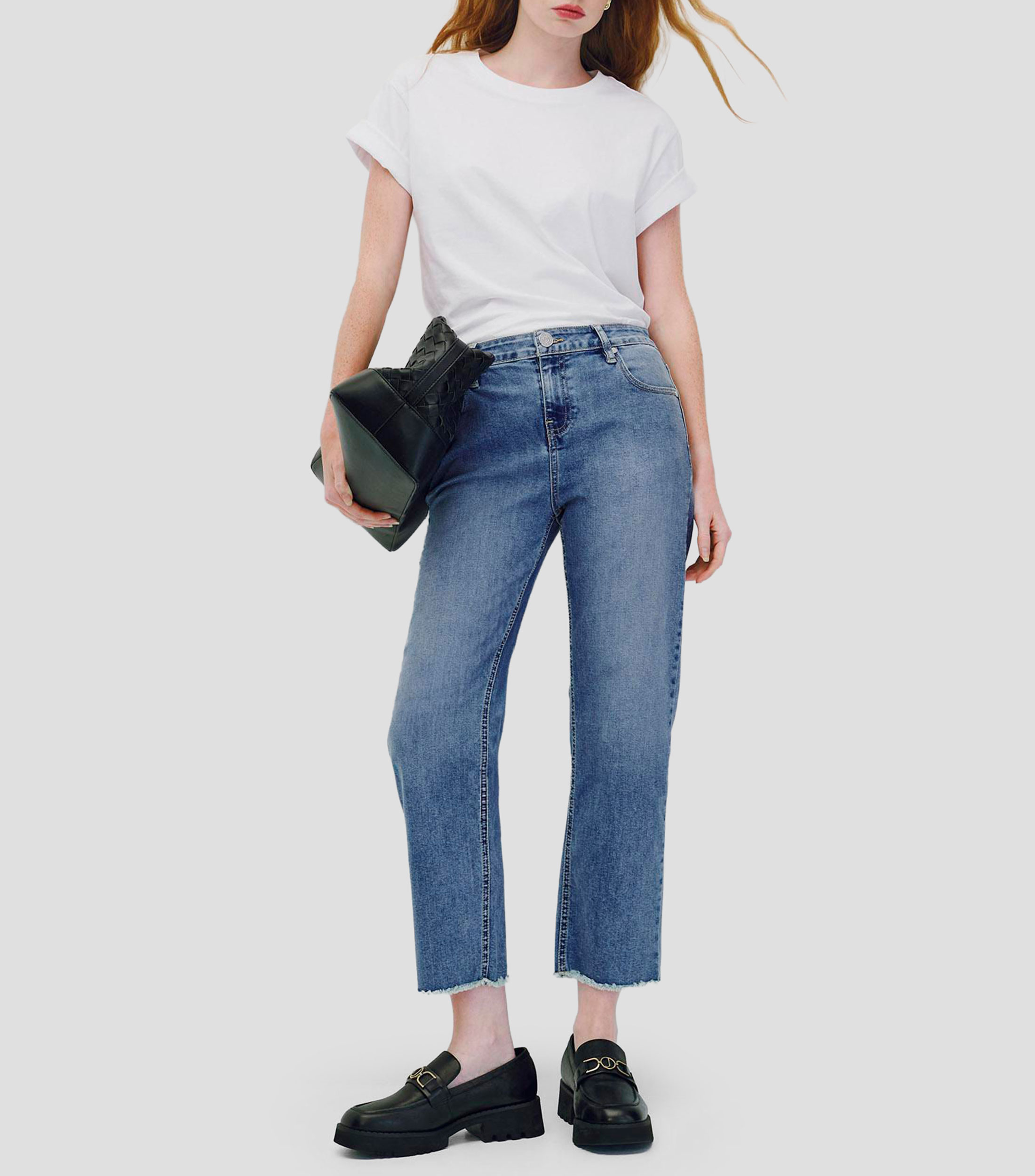 Jeans Rectos Tiro Medio Azul Medio Deshilado en Ruedo Mujer