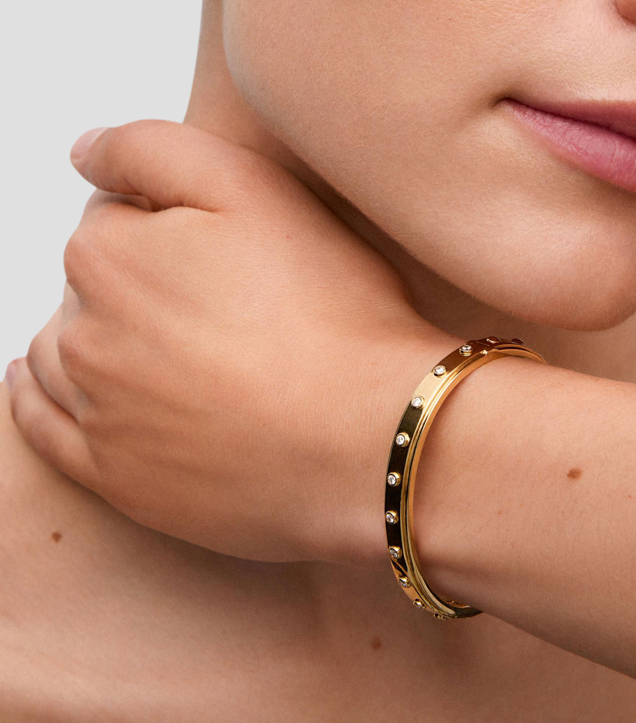 Brazalete rígido en Oro amarillo de 18 Kilates con diamantes Mujer