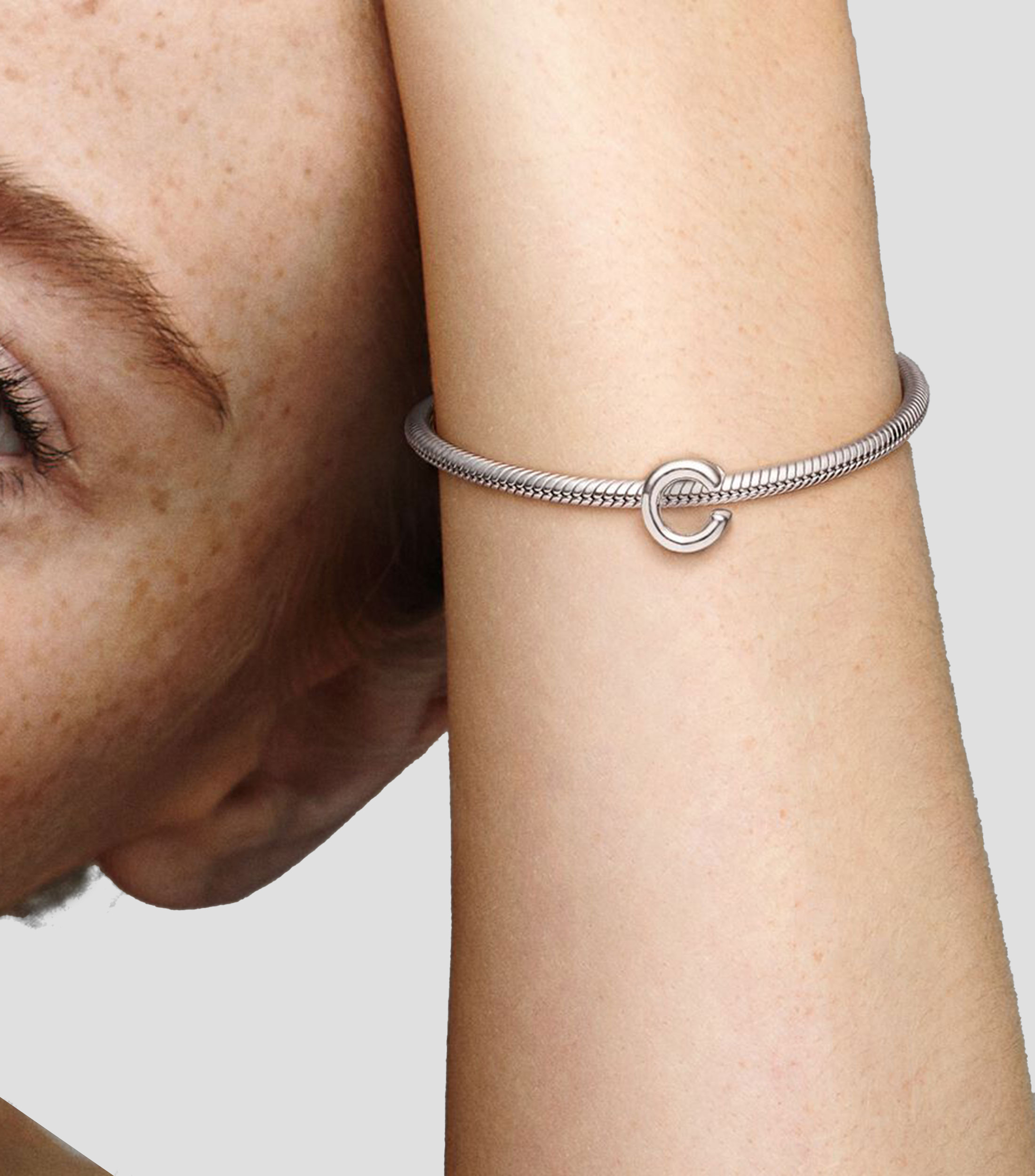 Charm letra "C" en Plata Pandora Moments Mujer