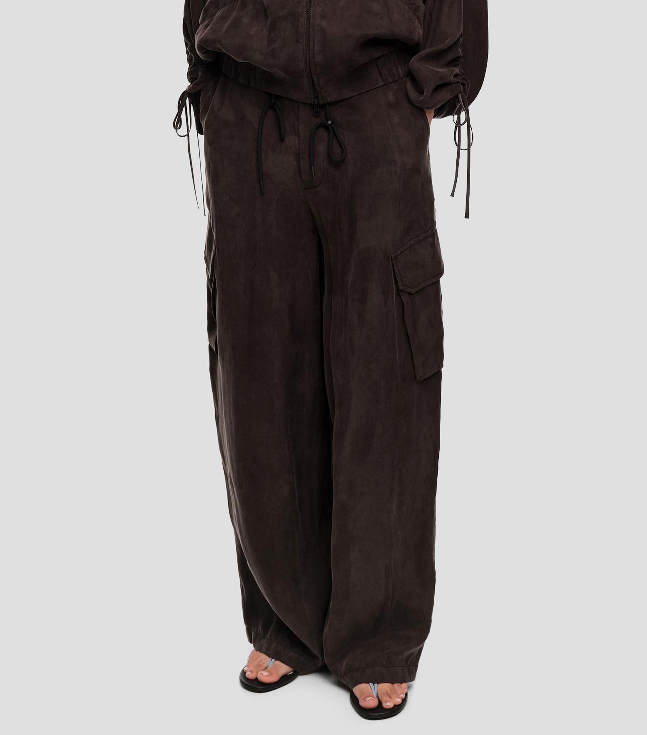 Pantalón fluido cargo negro lavado Mujer