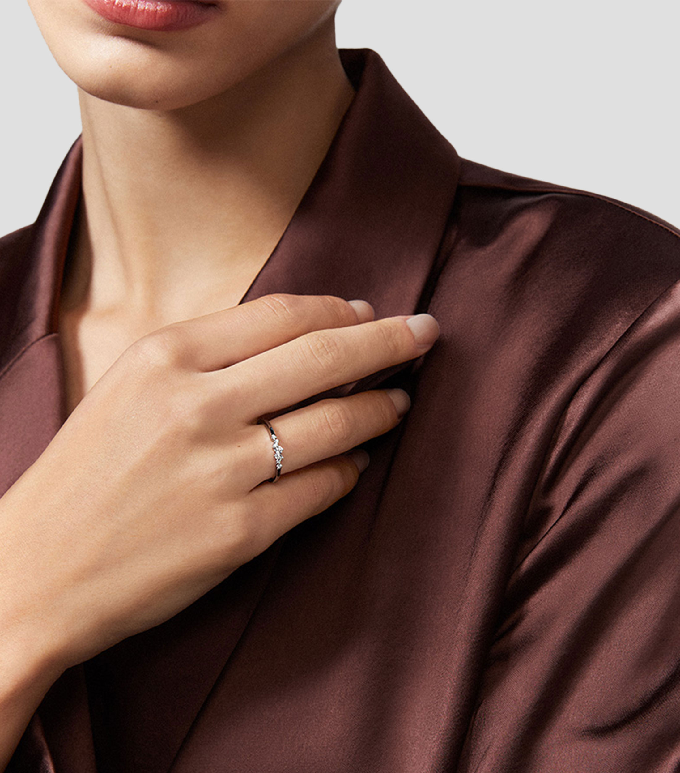 Anillo en oro blanco 18 Kilates con incrustaciones de diamantes Mujer