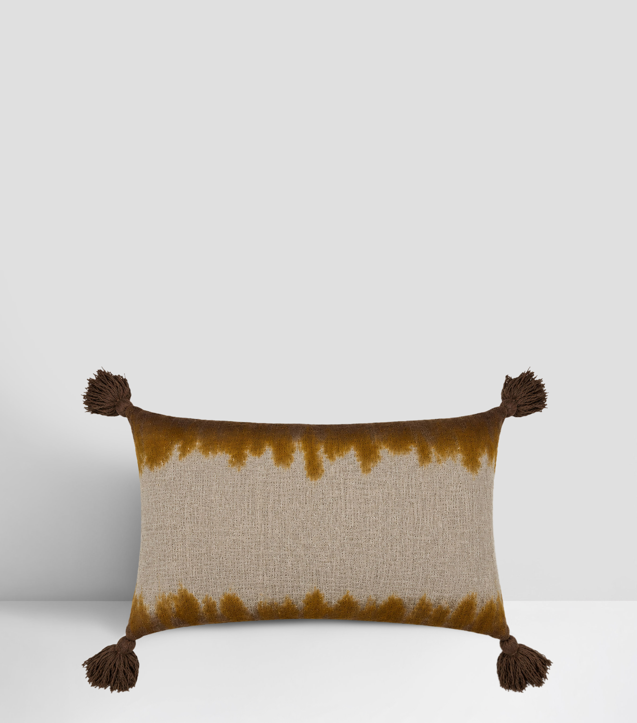 Cojín decorativo con borlas