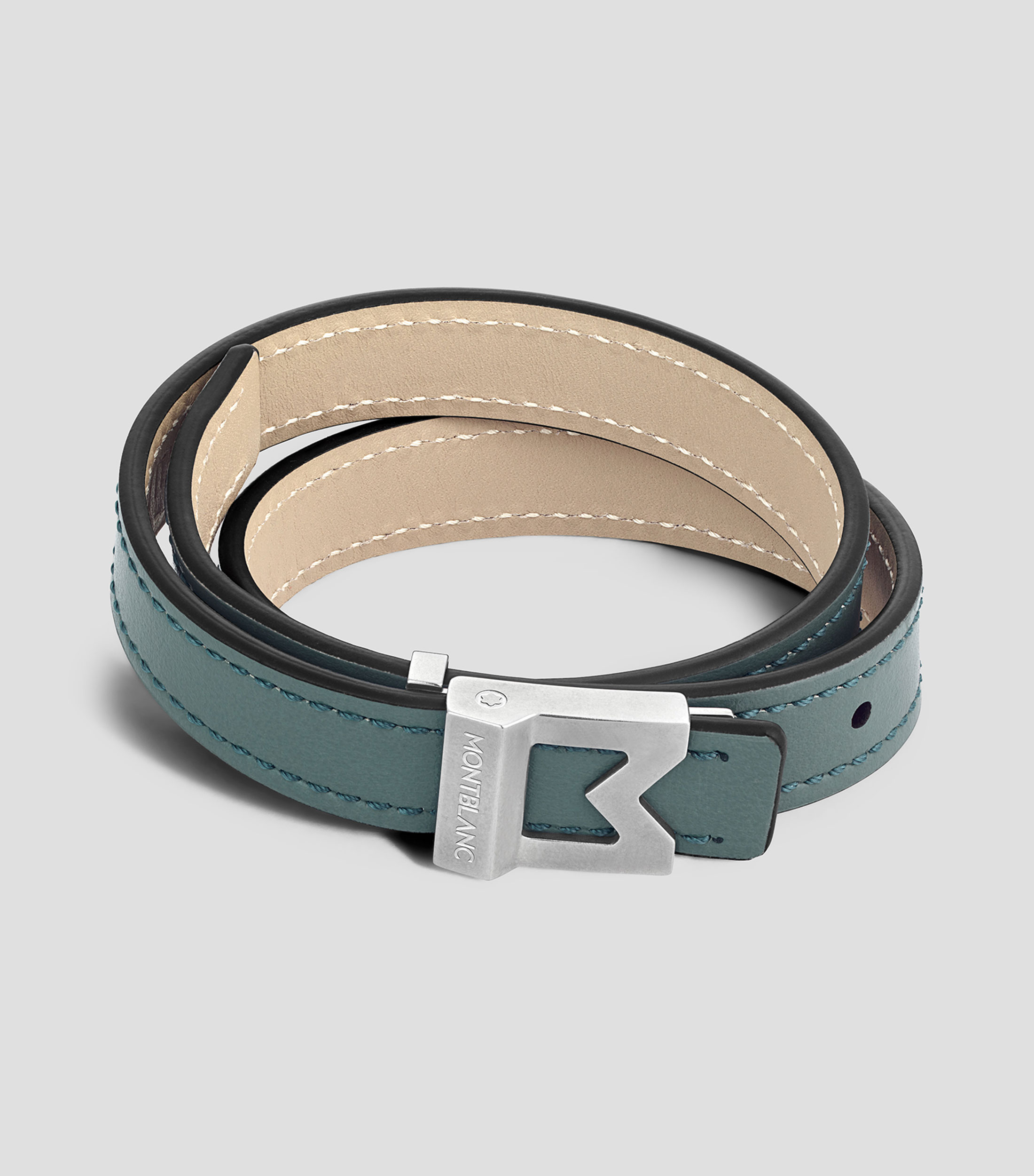 Pulsera con el logotipo M en piel color peltre. Talla ajustable. Unisex
