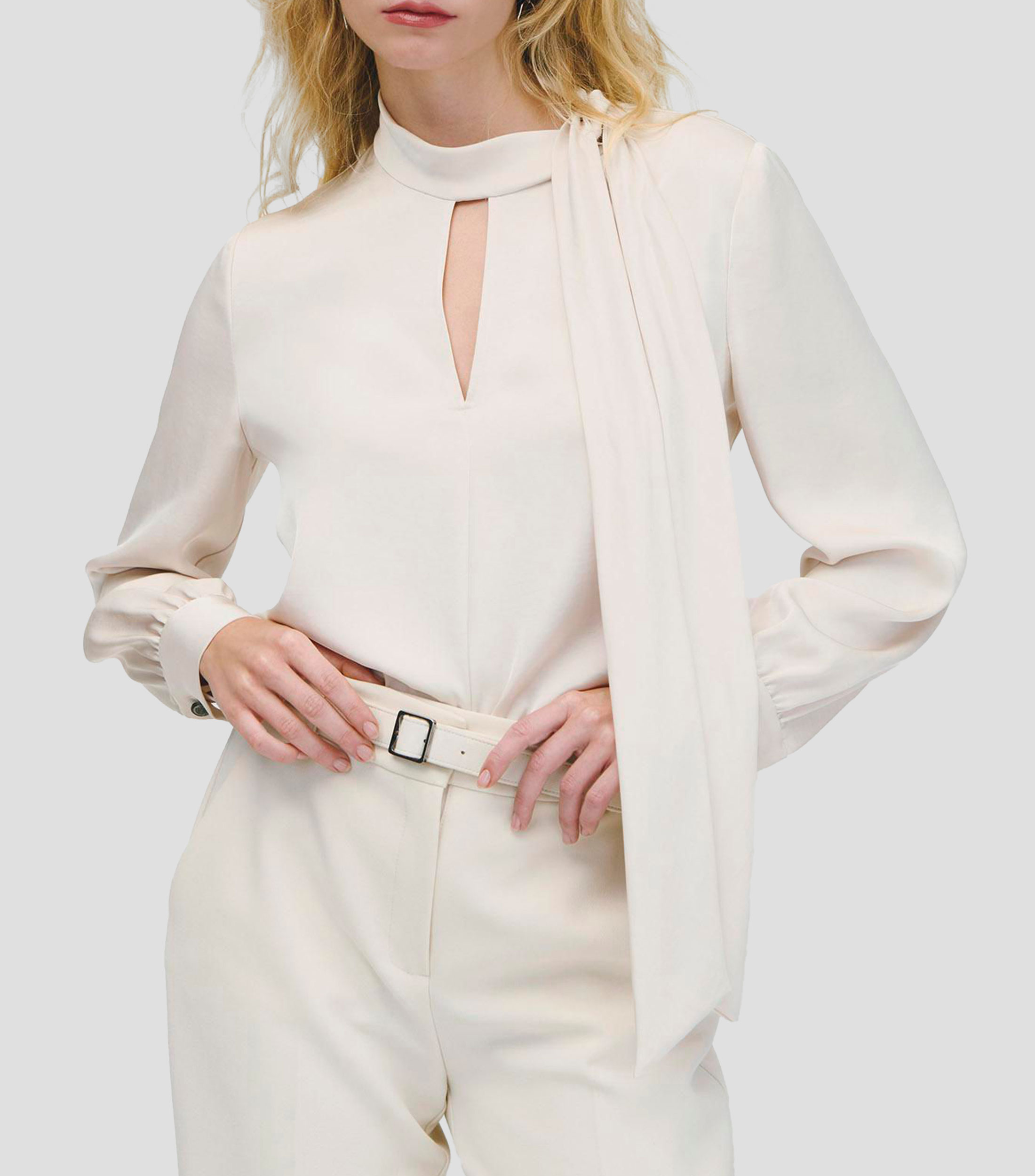 Blusa de satín champagne corbatín pasado abertura en escote Mujer