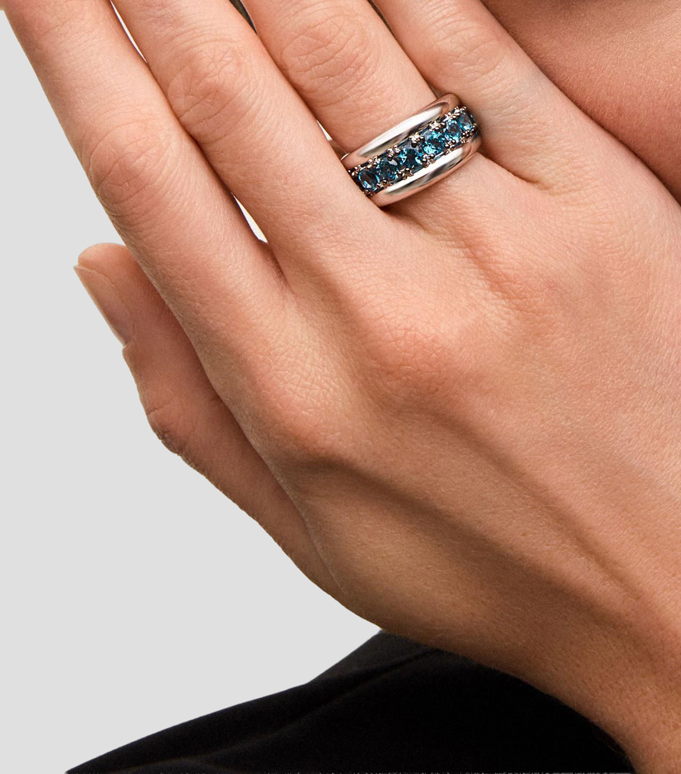 Anillo en Plata .925 Utopian con pave de topacios azul London Mujer