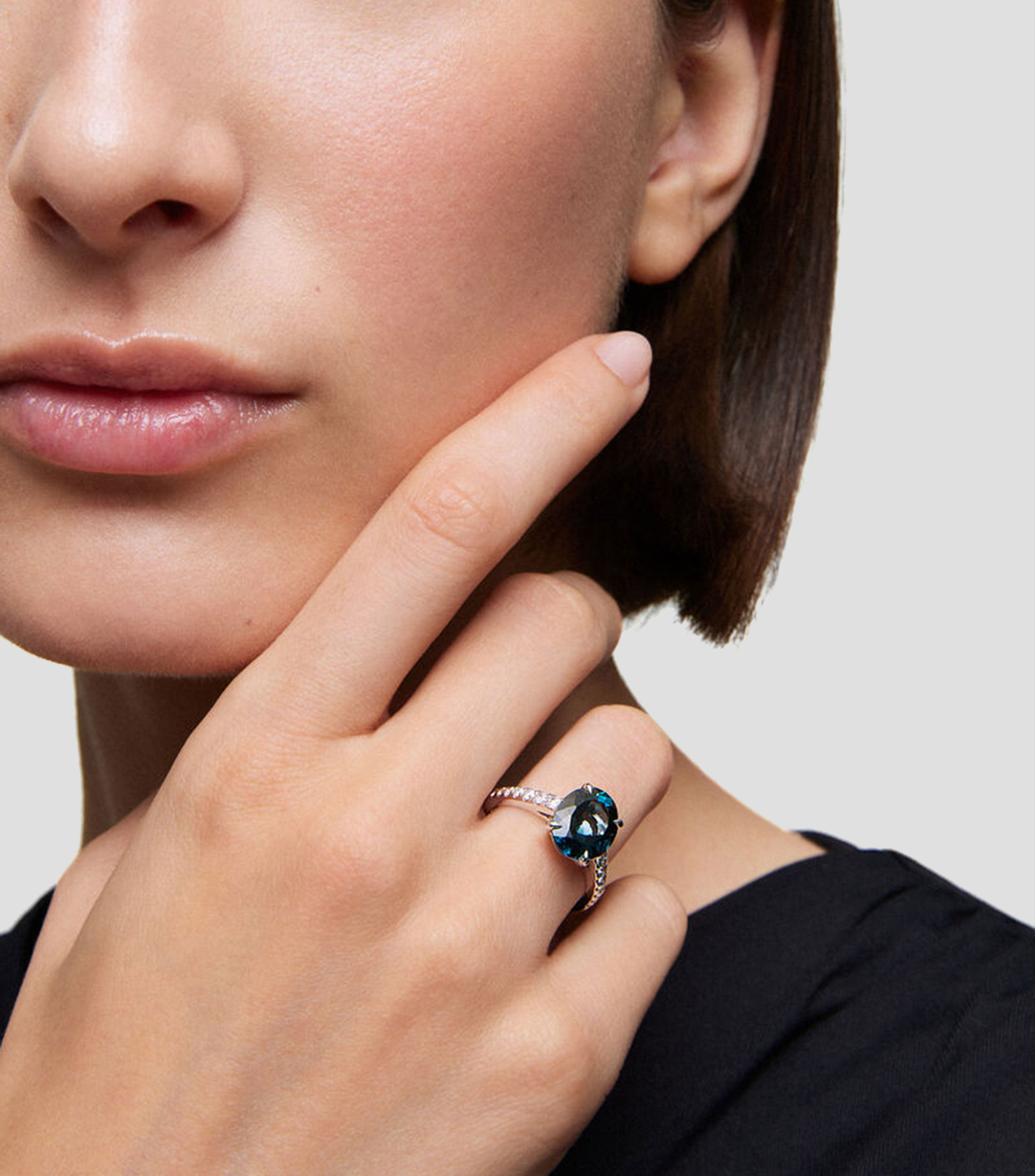 Anillo en Oro blanco de 18 kilates Veris con topacio Mujer