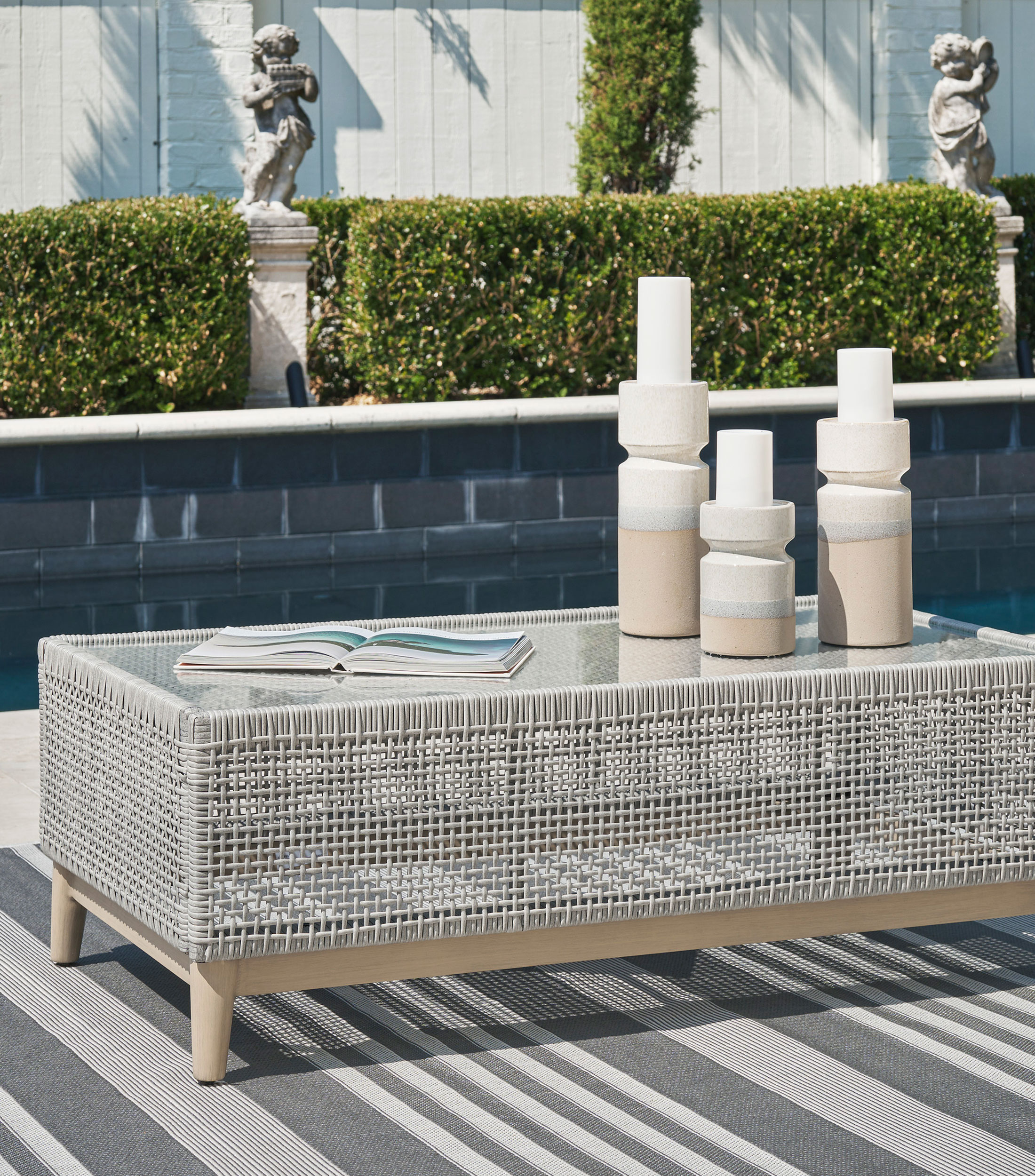 Mesa de centro Rainalto en mimbre de resina con aluminio y vidrio templado gris