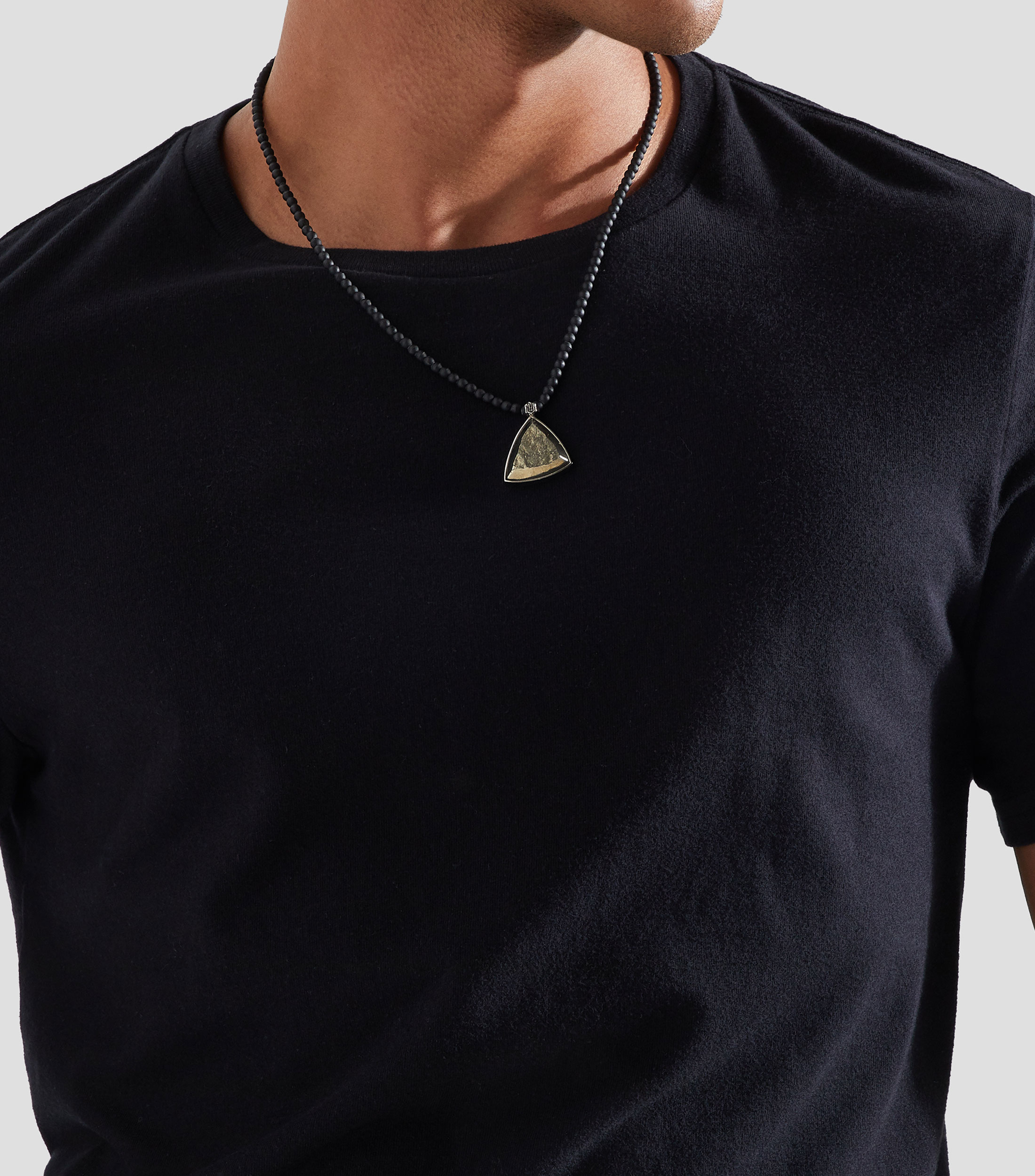 Collar con Dije Triangular Hombre