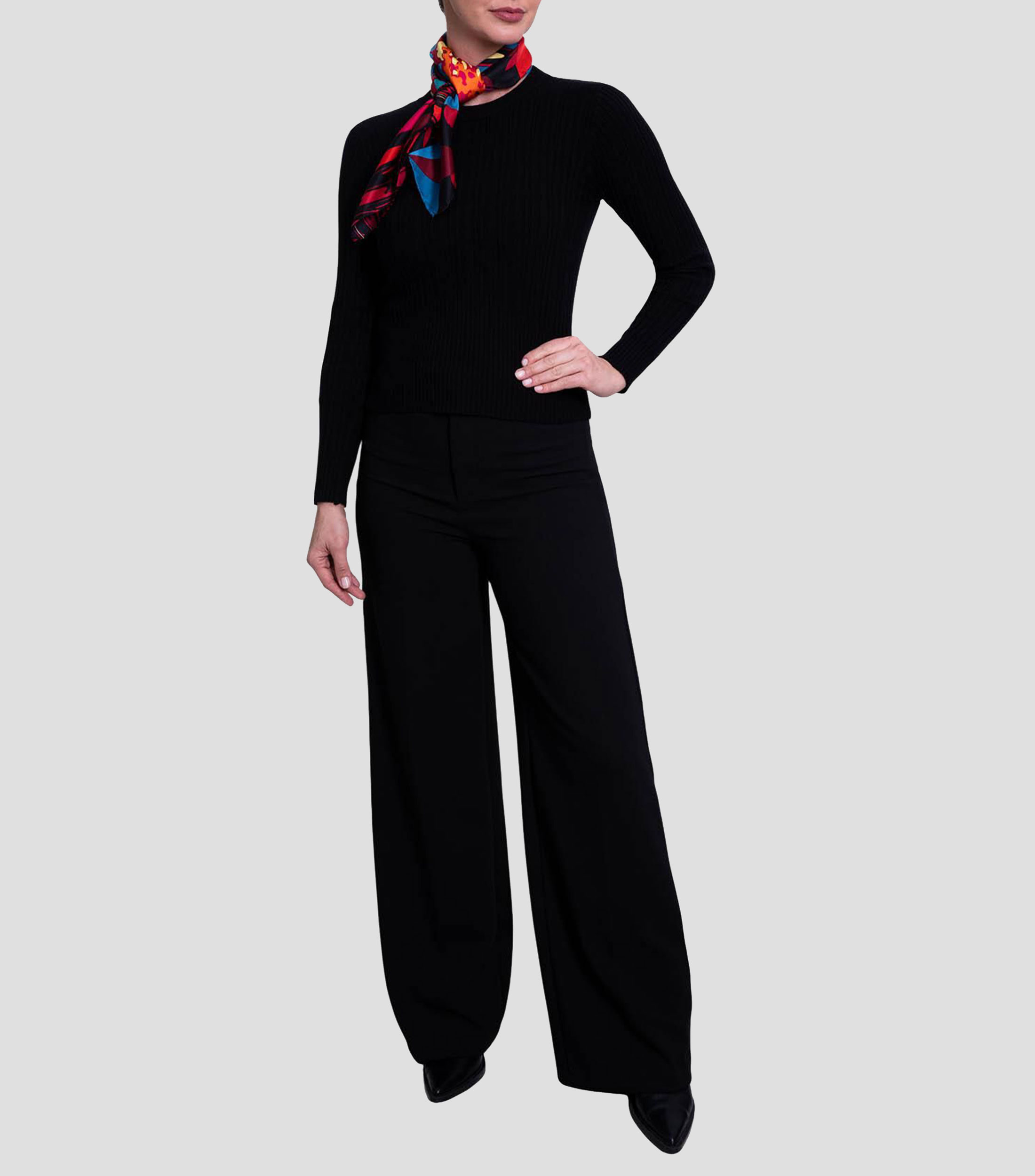 Mascada en seda negro con azul estampada Mujer