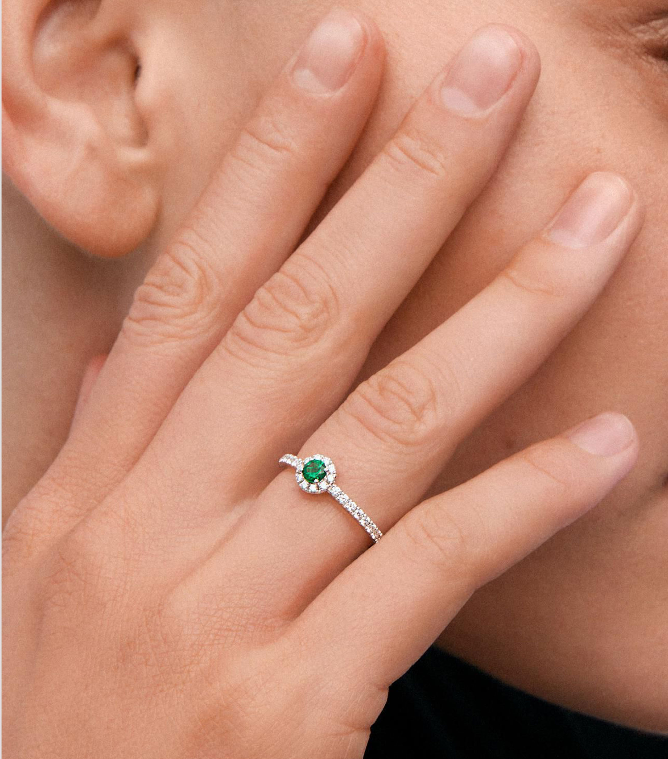 Anillo en Oro blanco de 18 Kilates con esmeralda Mujer