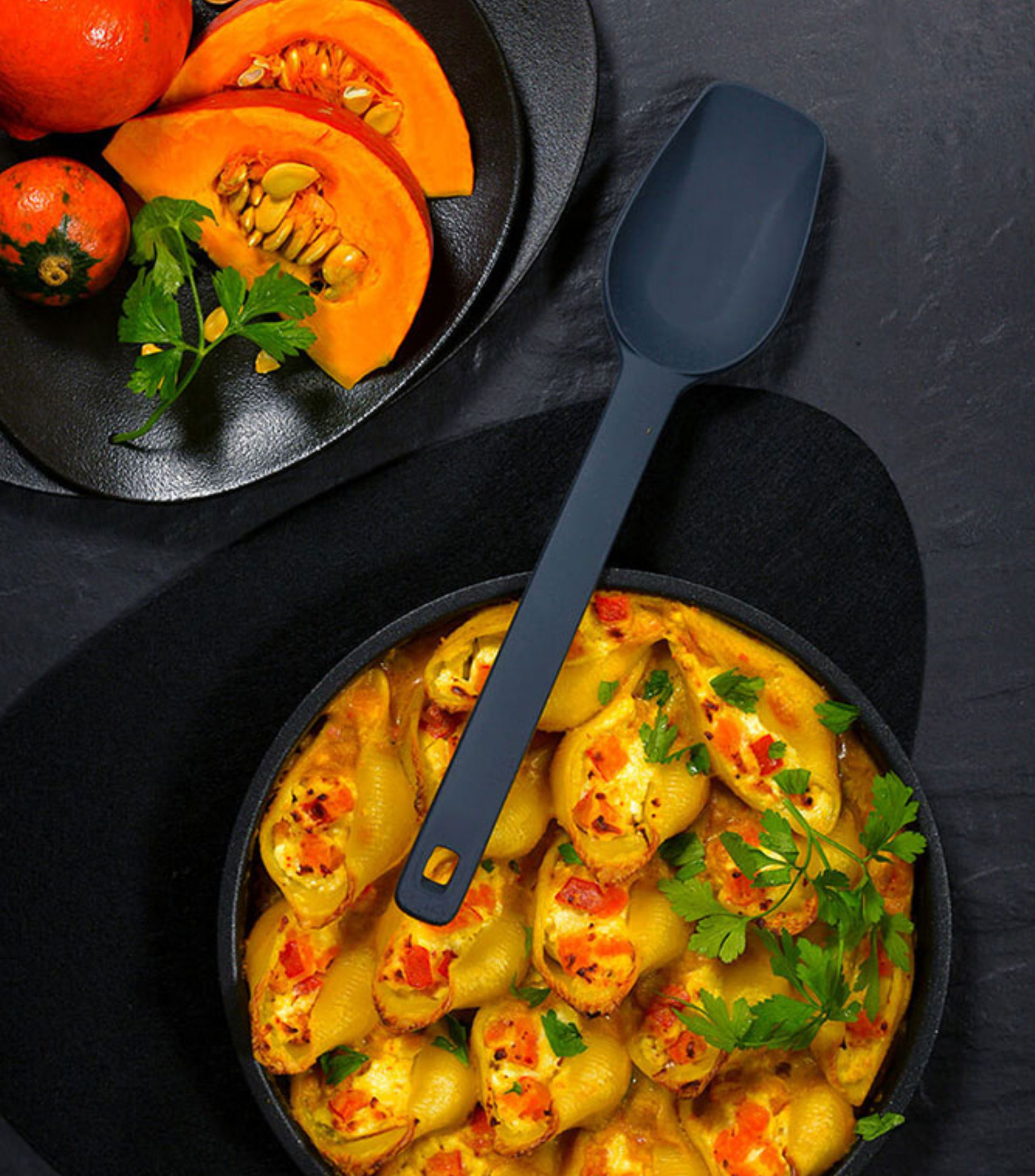 Cuchara de cocina negra