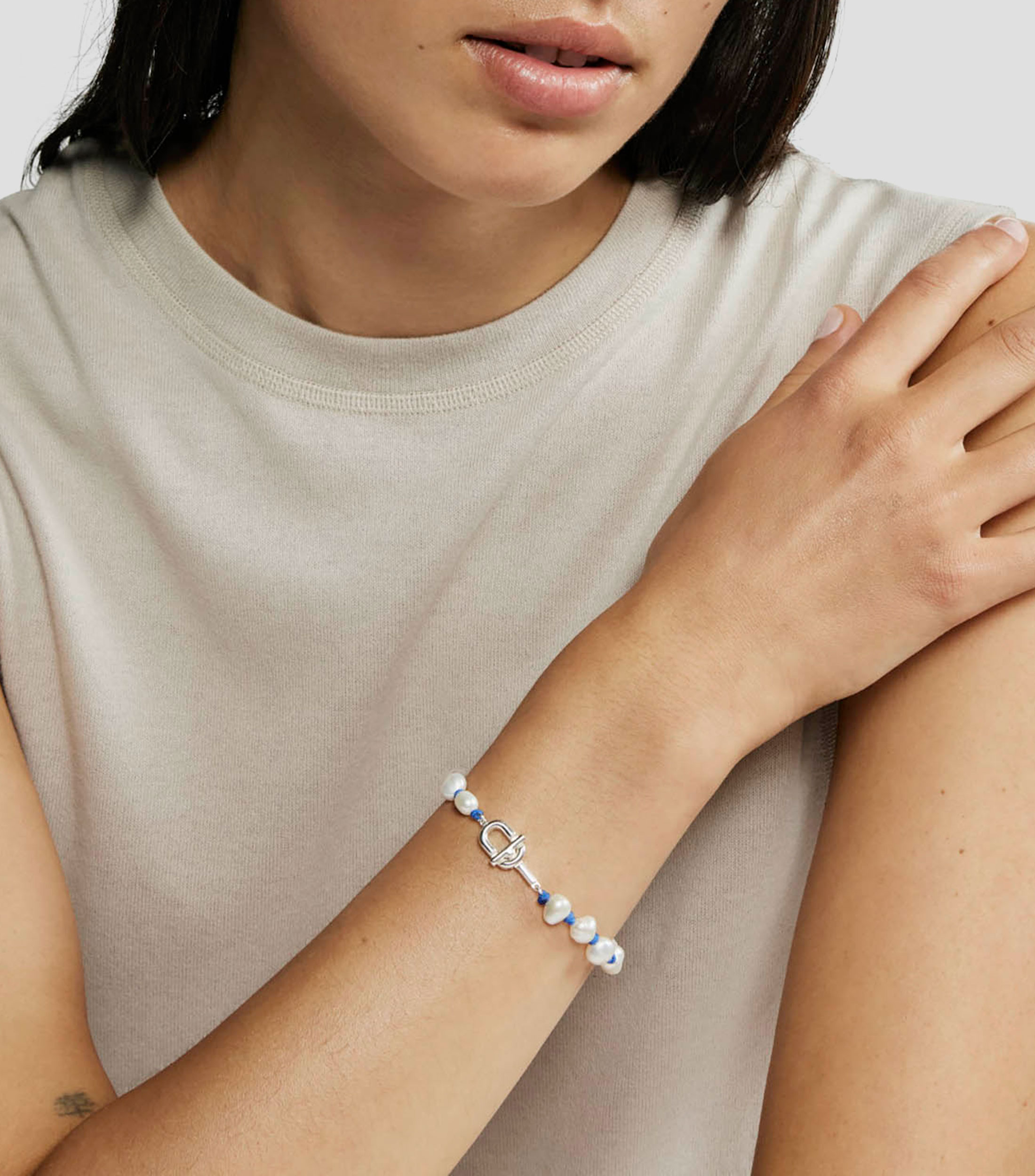 Pulsera con perlas y detalle de letras Mujer