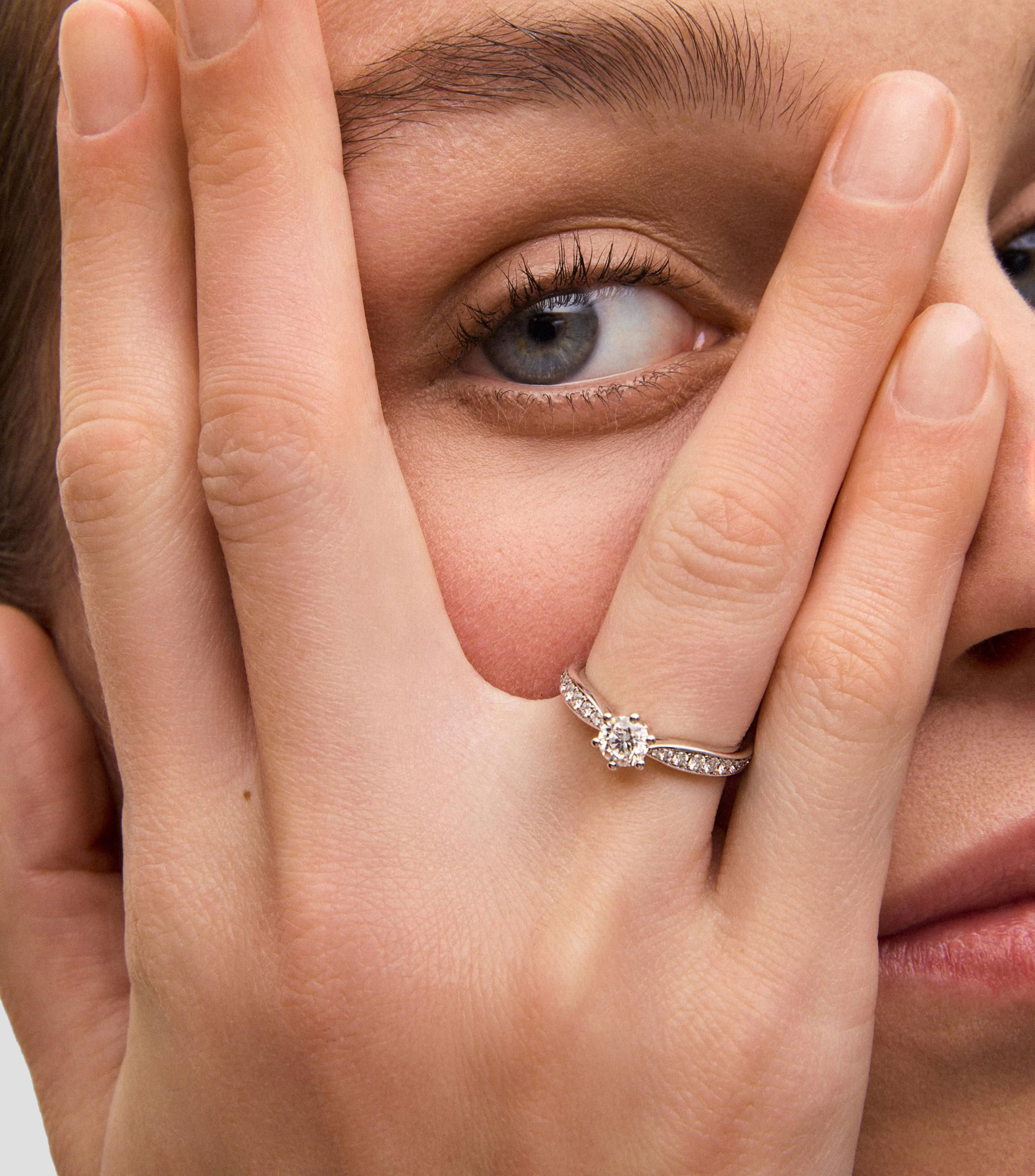 Anillo solitario en Oro blanco de 18 Kilates con diamantes Mujer
