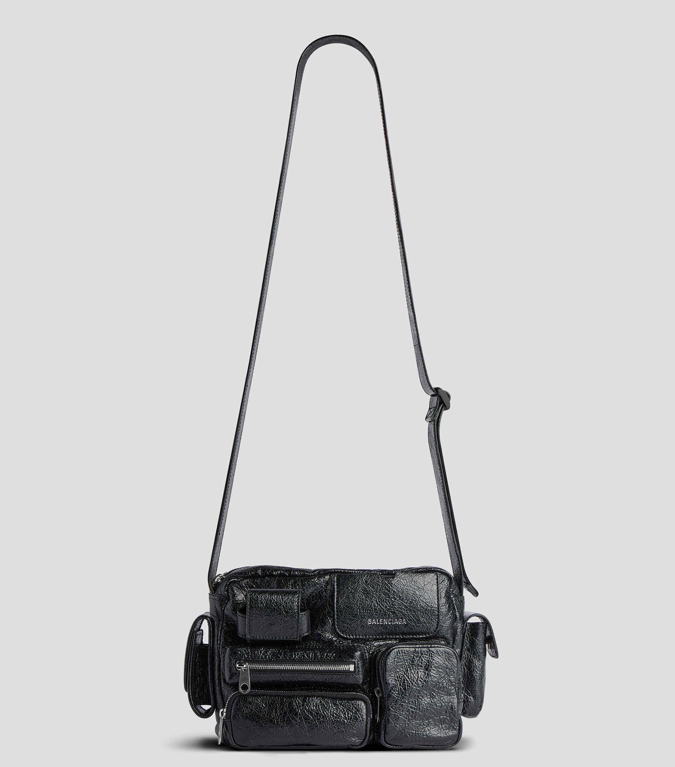 BOLSO CAMERA SUPERBUSY EN PIEL DE CORDERO ARENA NEGRA, ELEMENTO PLATEADO ENVEJECIDO