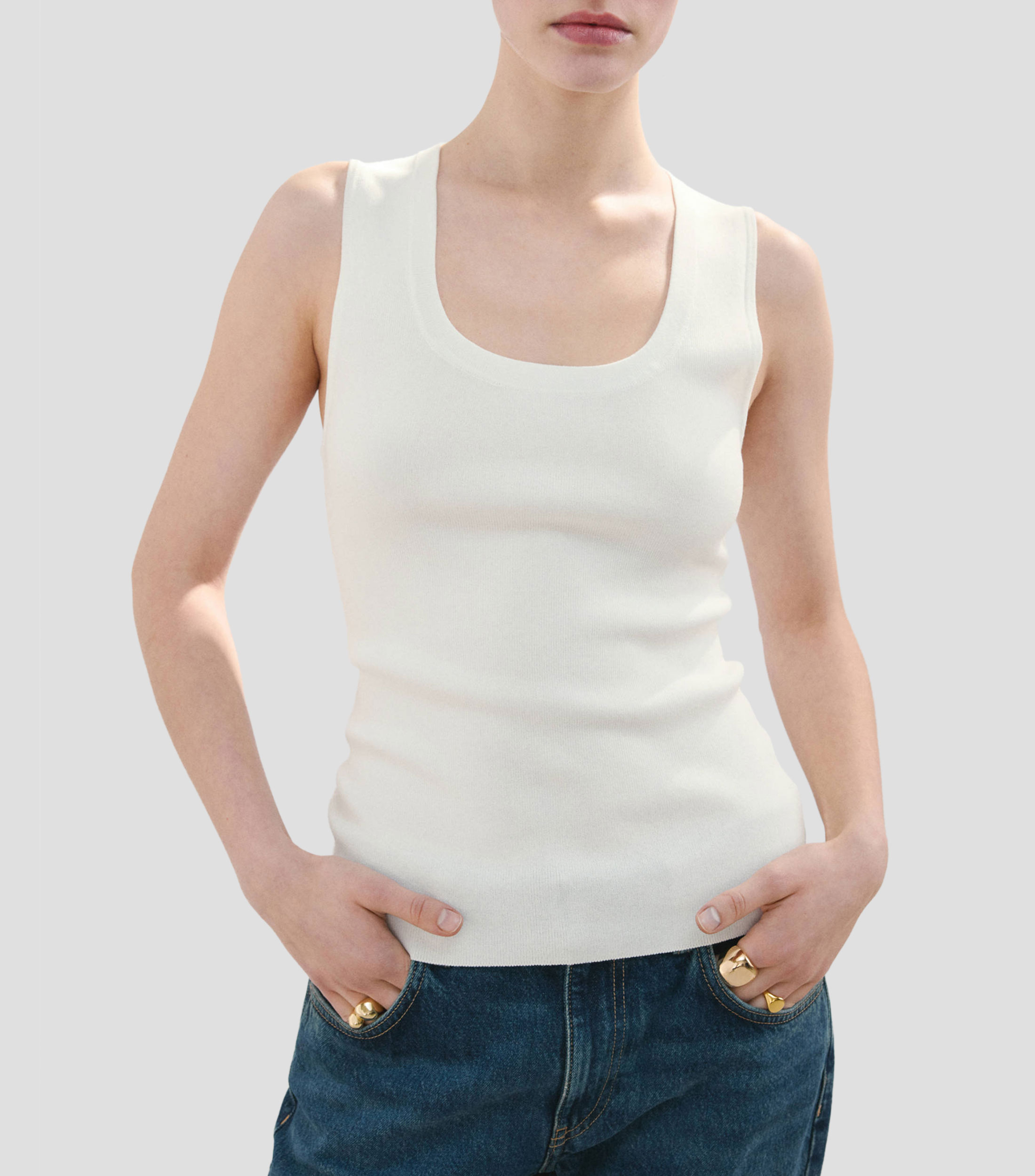 Playera cuello redondo sin mangas lisa Mujer
