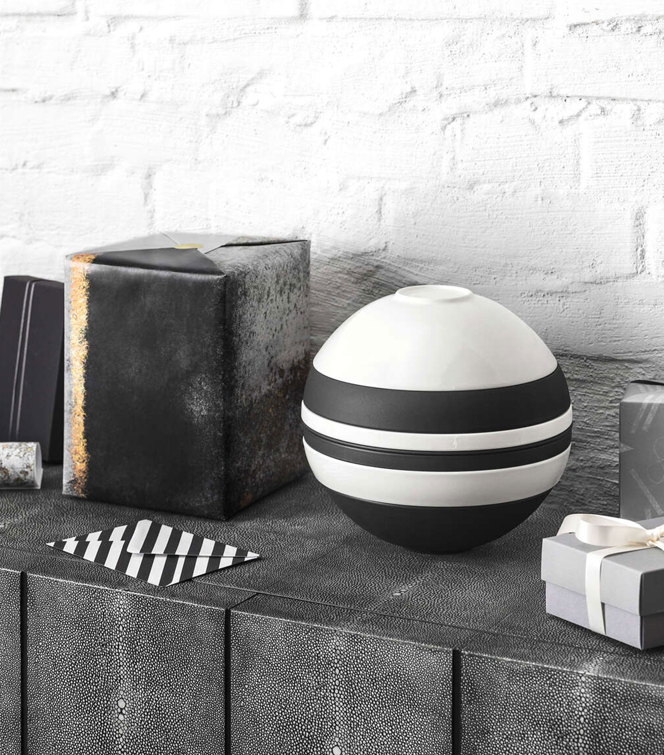 ICONIC LA BOULE BLACK WHITE