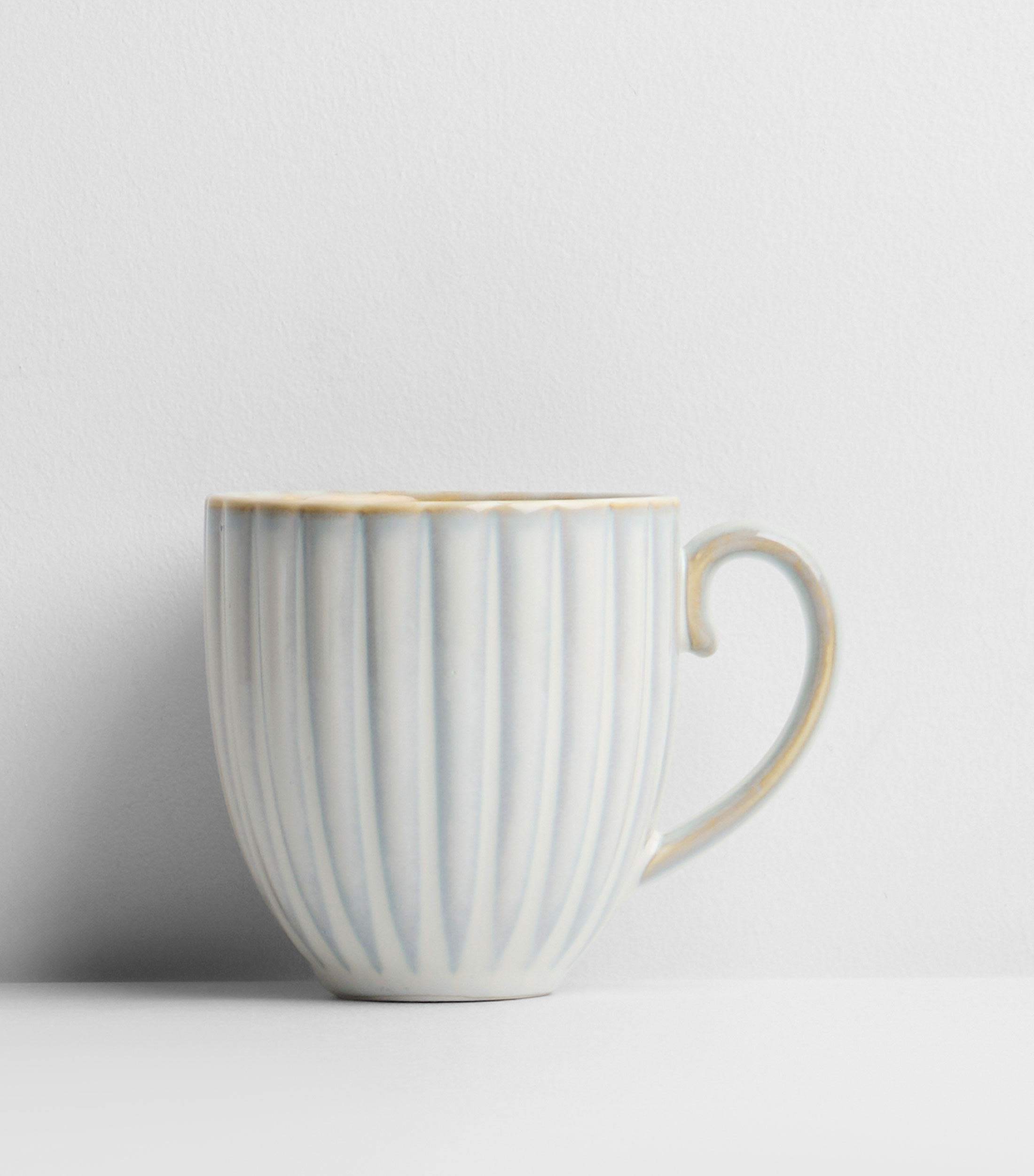 Taza Lotus con líneas