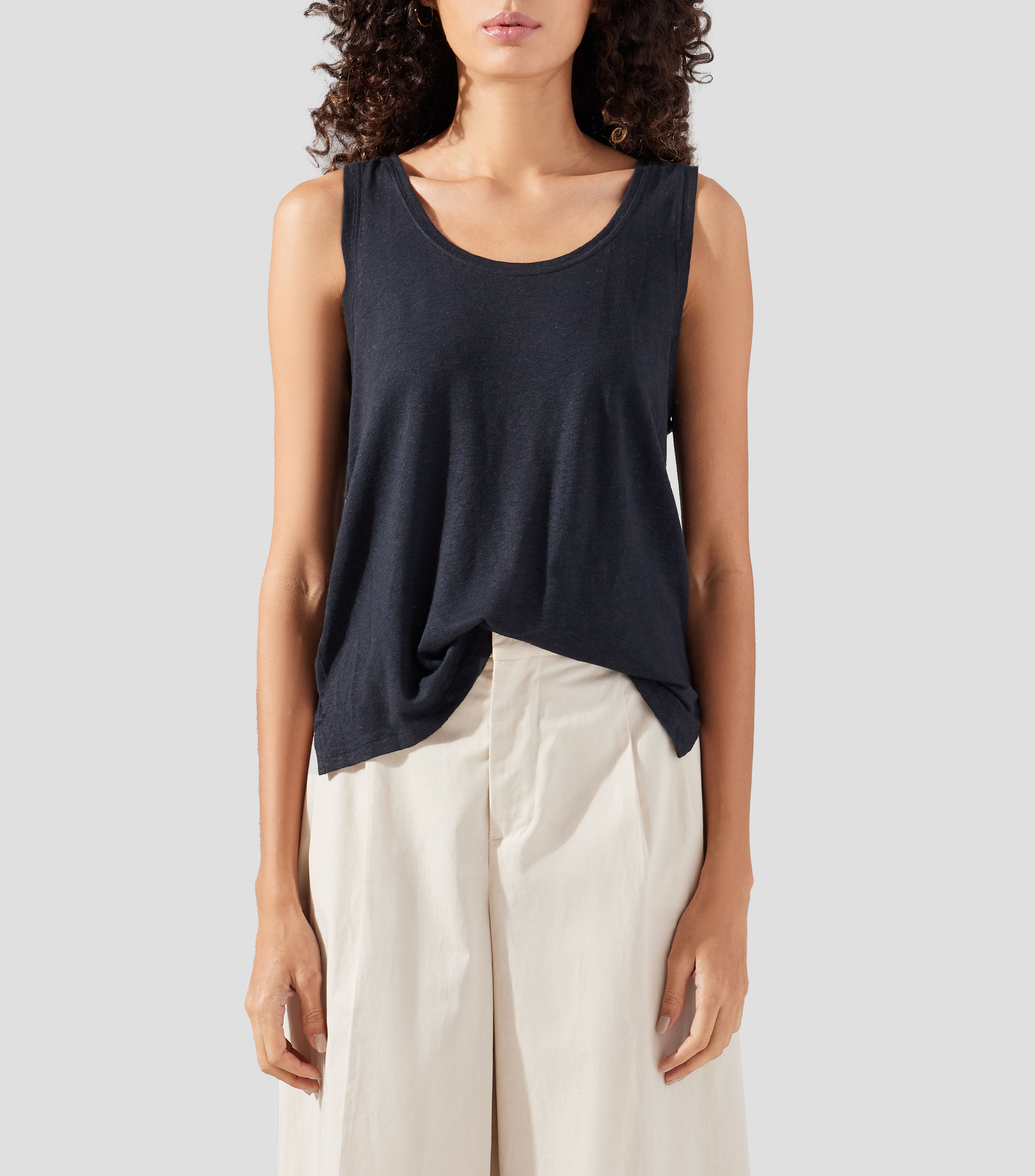 Playera cuello redondo sin mangas lisa Mujer