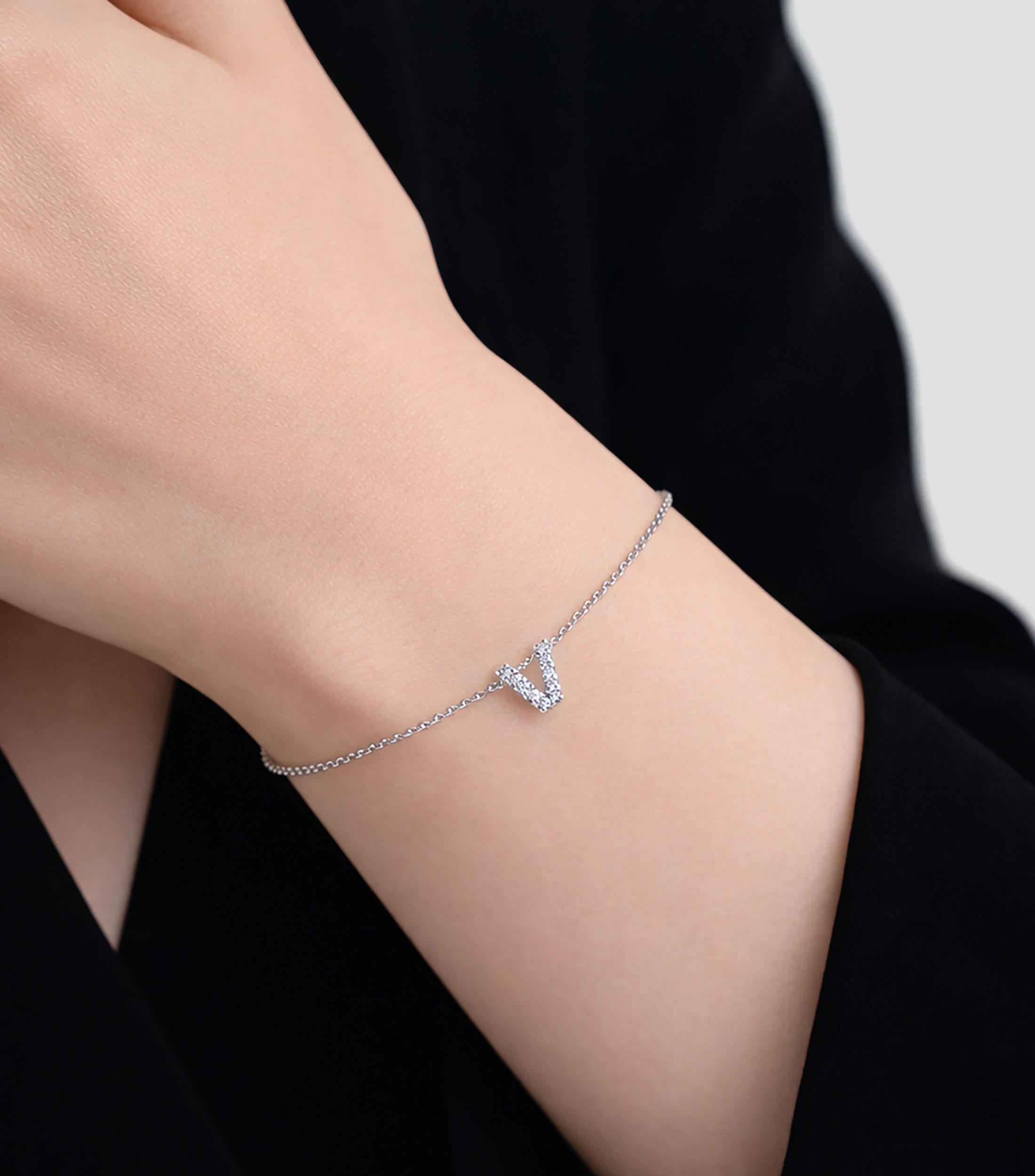 Pulsera en Oro 18 Kilates con Letra "V" Diamantes Mujer