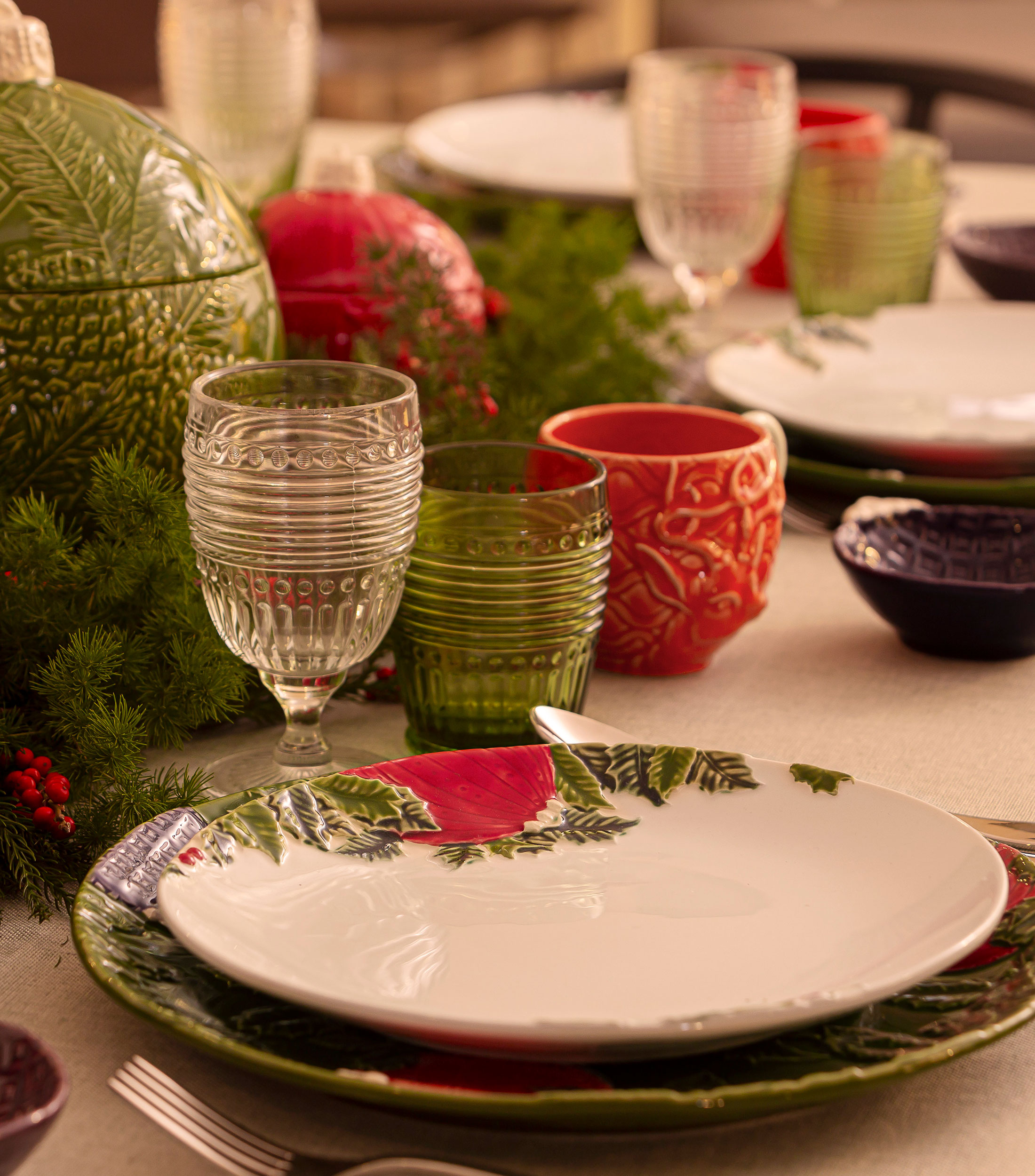 Plato llano con esfera de navidad