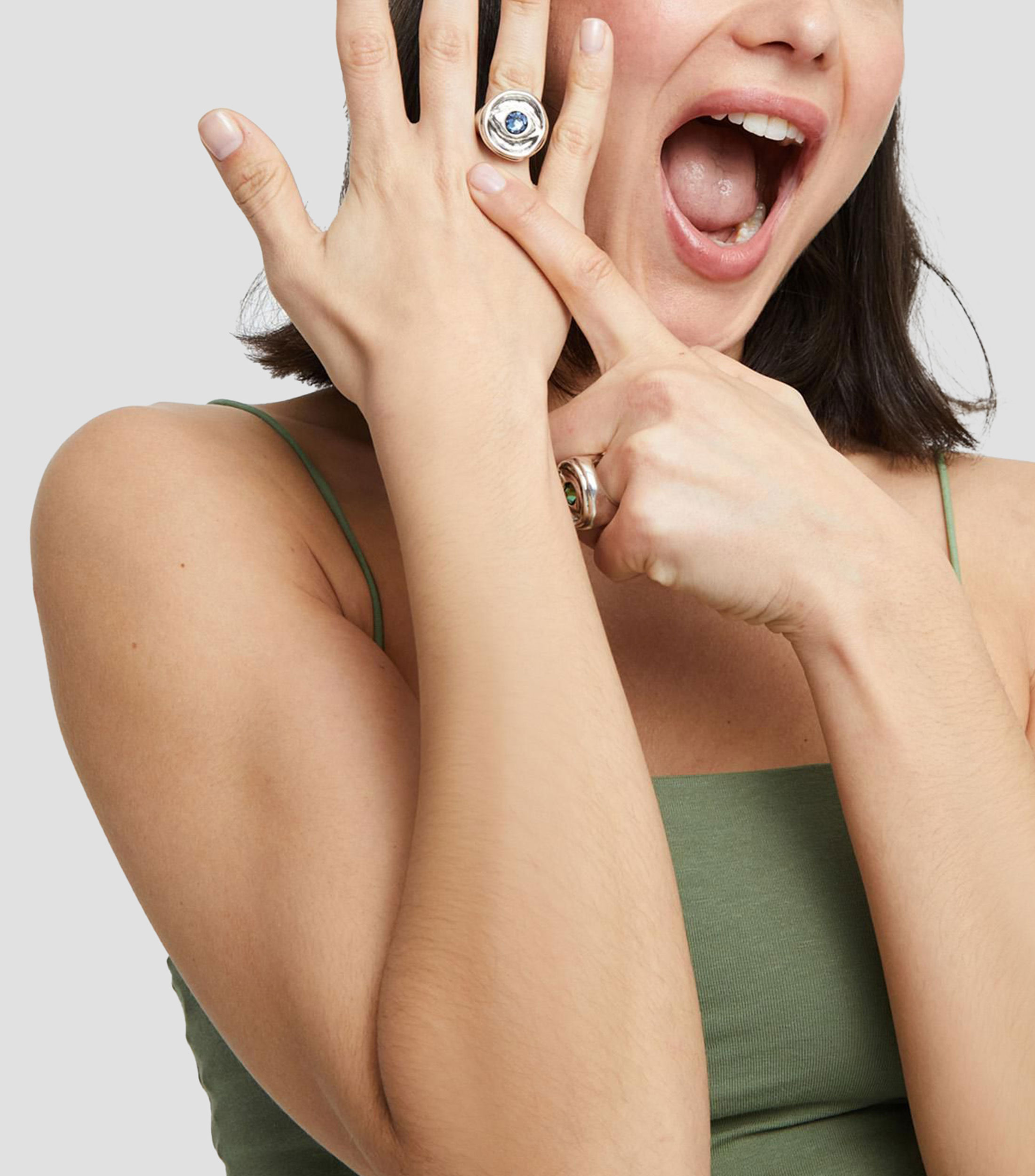 Anillo con pedrería azul Unisex