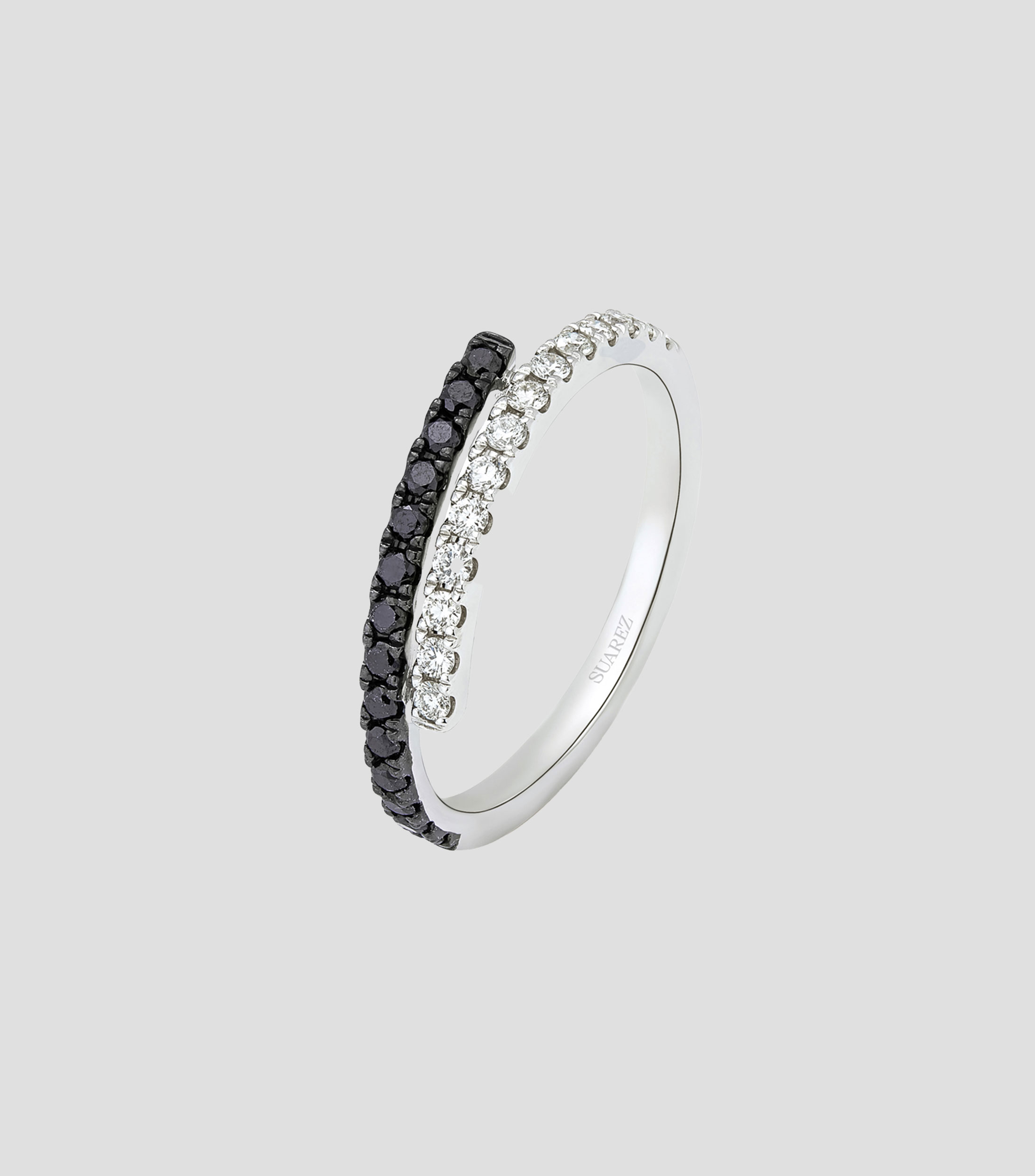 Anillo en Oro blanco de 18 Kilates con diamantes blancos y diamantes negros Mujer