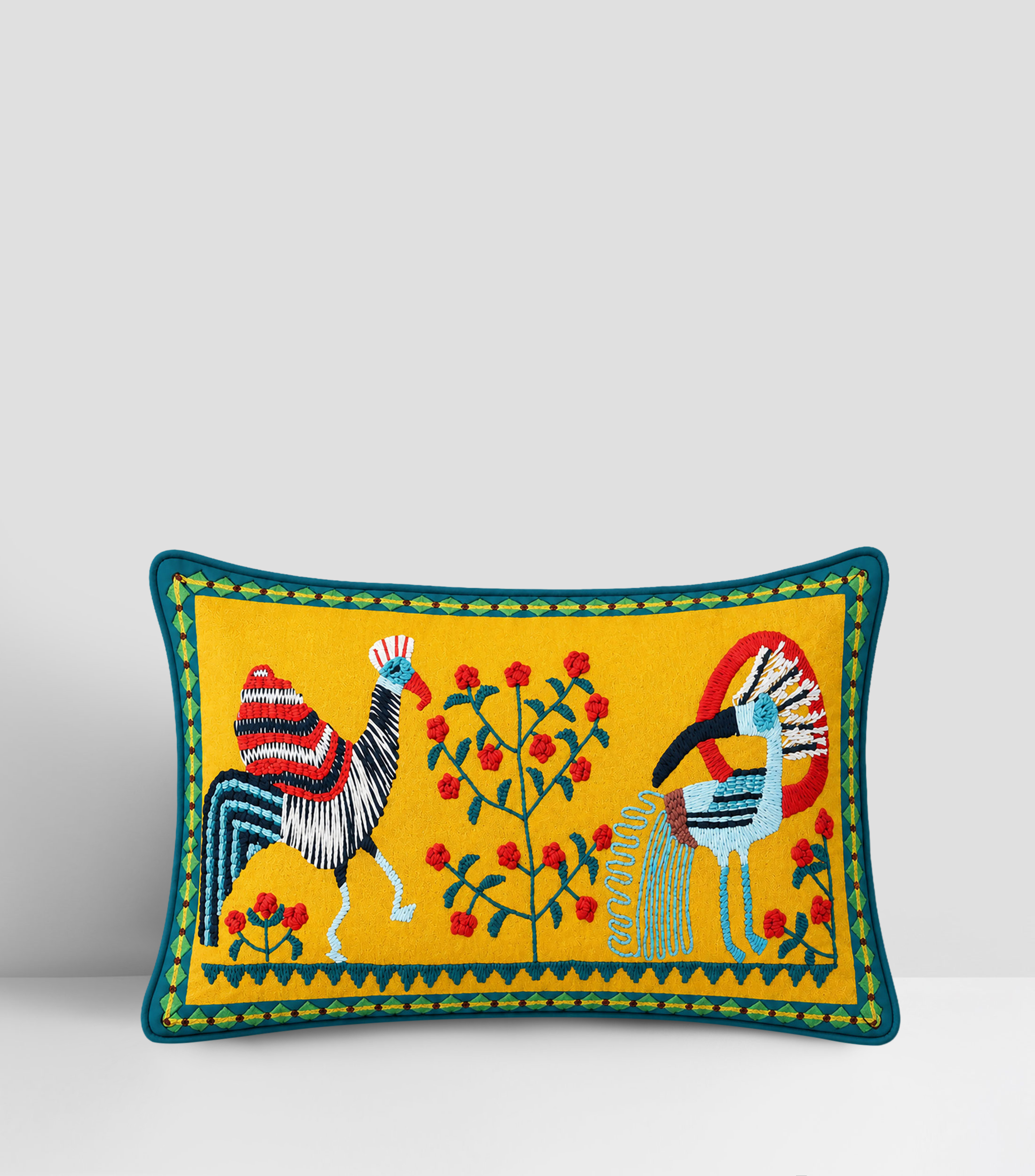 Cojín decorativo ancestral con bordado