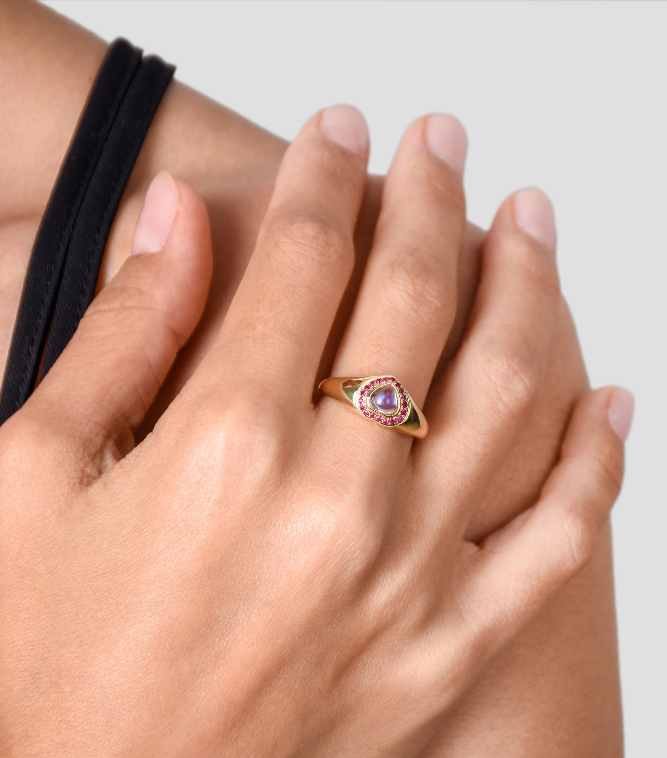 Anillo en oro amarillo de 18 kilates con Moonstone y Rubí Mujer