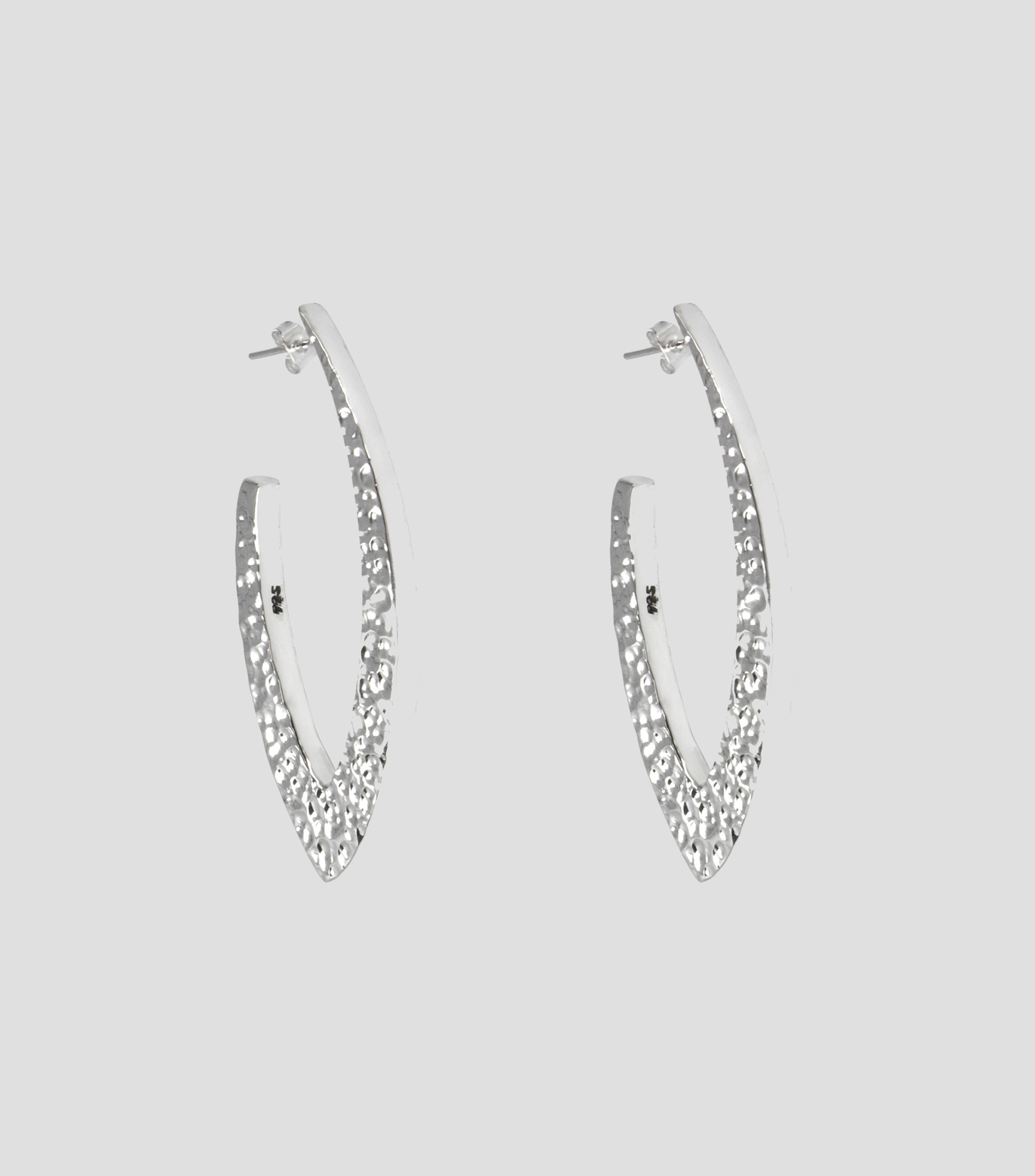 Aretes con contorno de hoja martillado en plata .925 Mujer