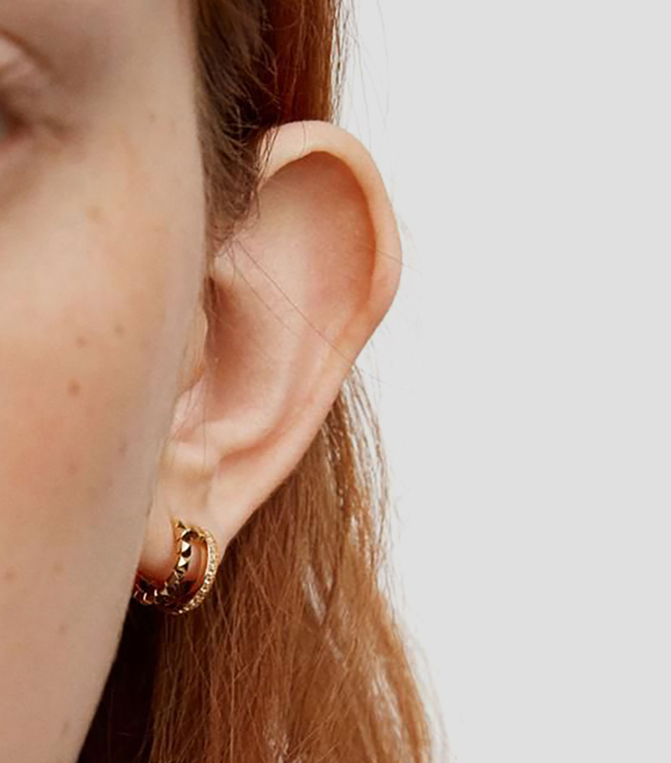 Pendientes pequeños de aro doble en plata .925 con relieve y topacios blancos Rush Mujer