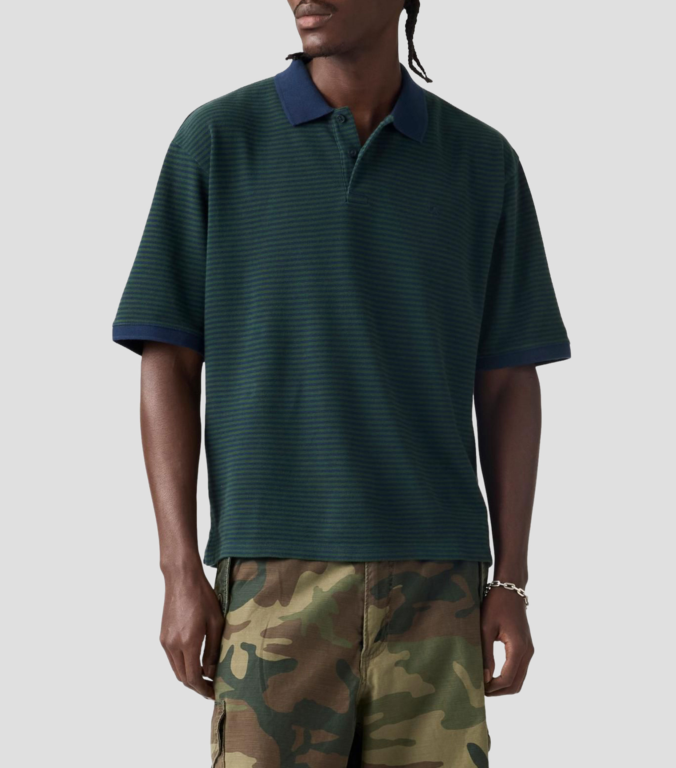 Playera tipo polo manga corta con líneas Hombre