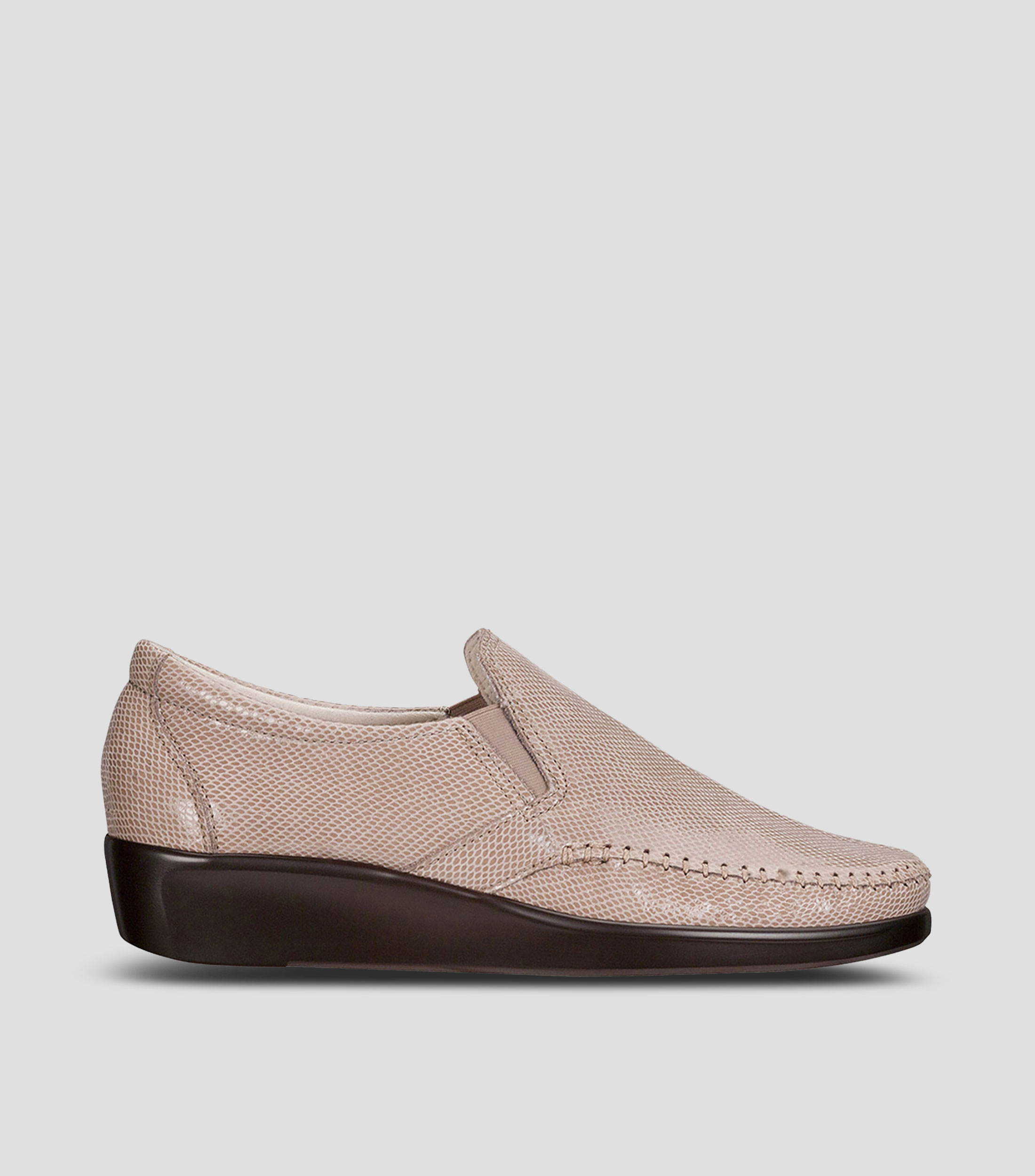 Zapato casual de horma amplia, máxima comodidad en piel genuina, terminado en charol Mujer