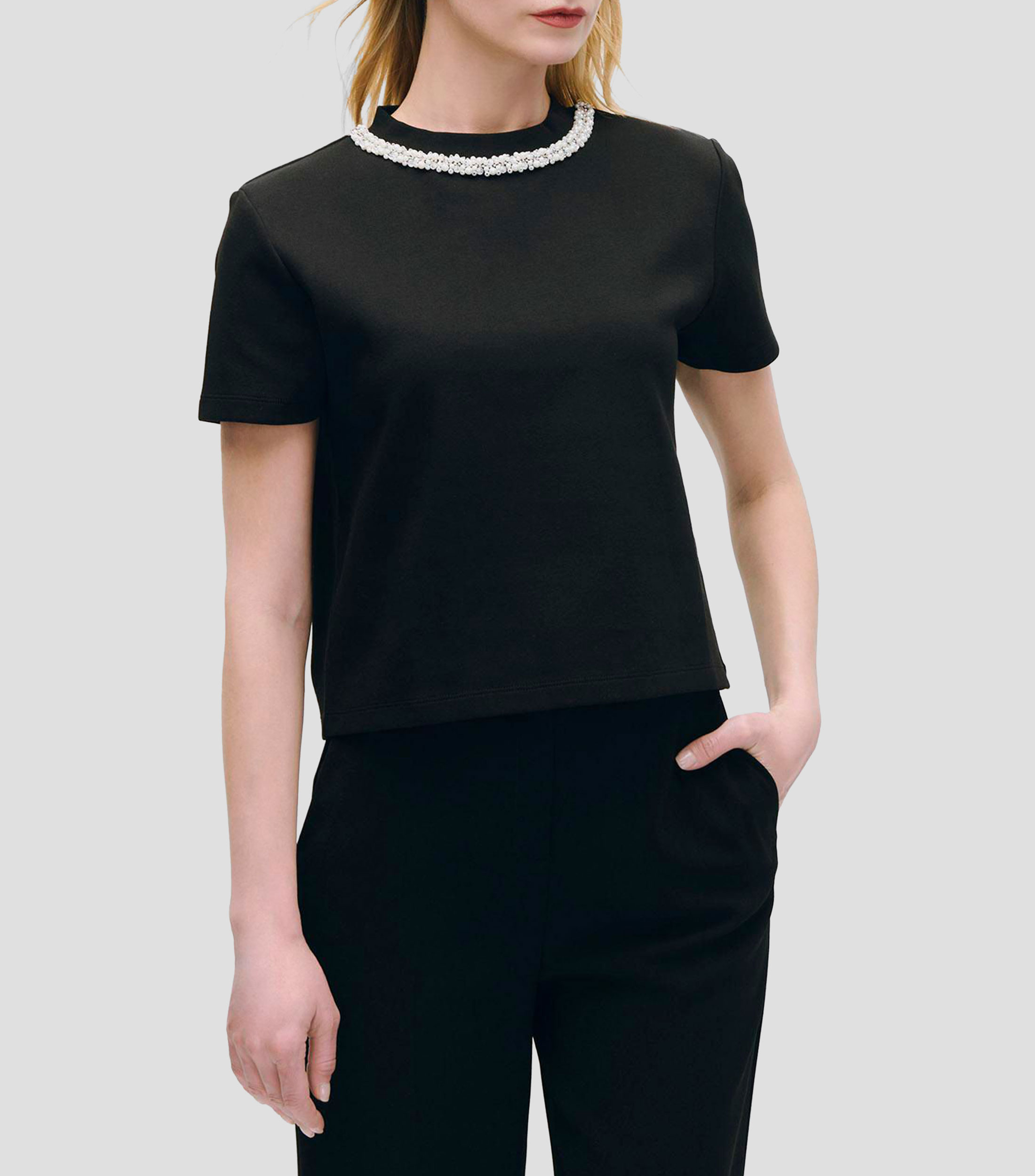 Blusa tipo camiseta de punto aplicación de pedrería en cuello Mujer