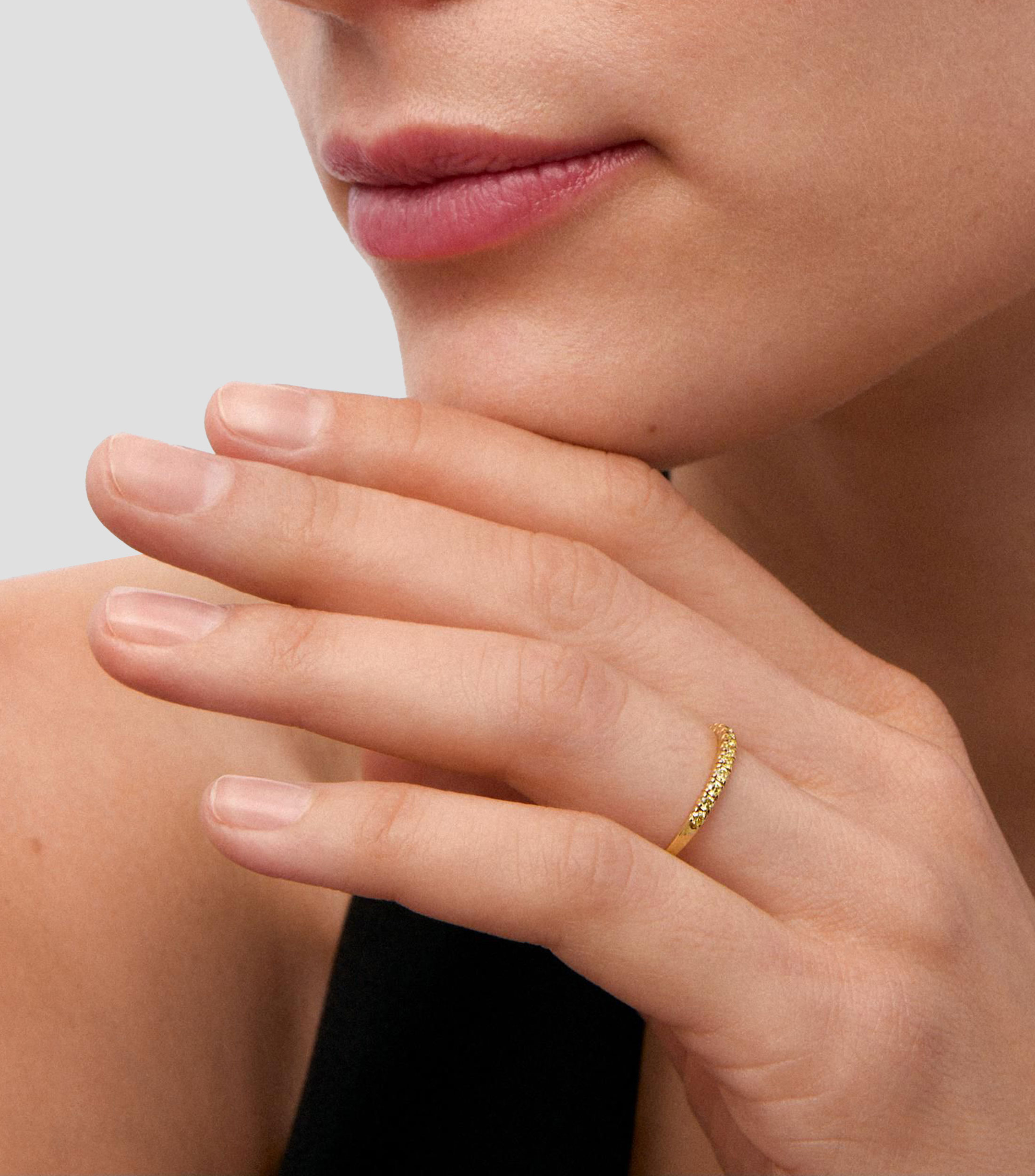 Anillo media alianza en oro de 18 kilates con diamantes en talla brillante Mujer