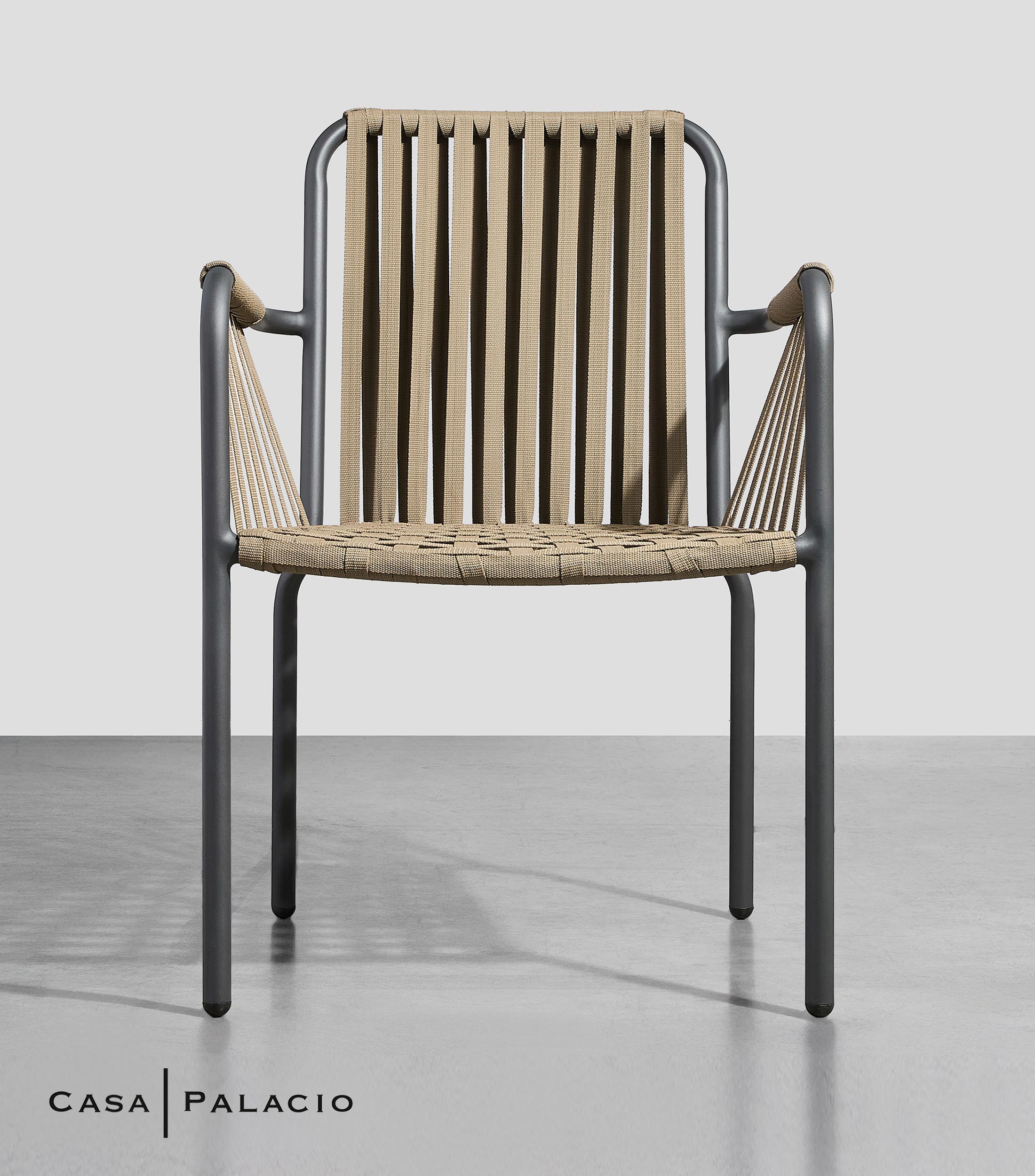 Silla Calixto en metal y tela café claro