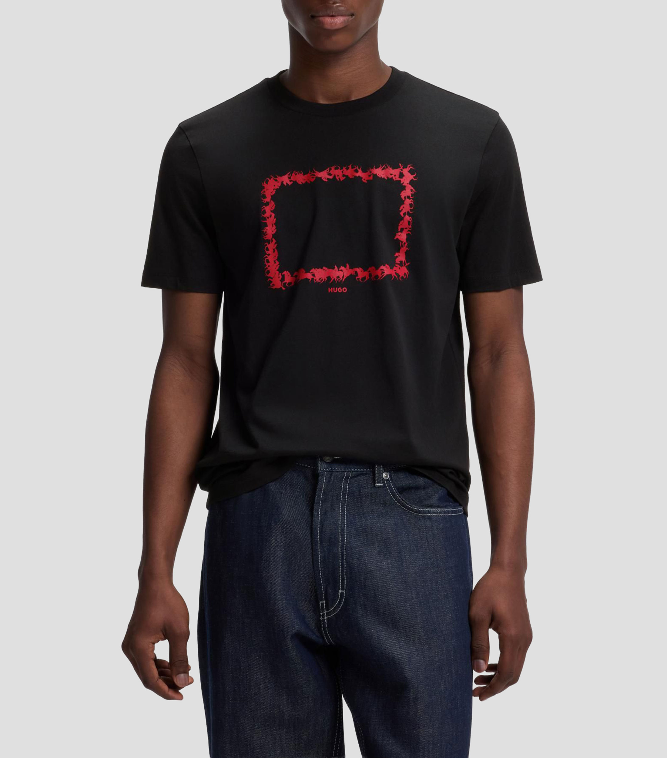 Playera de punto de algodón con ilustración inspirada en las carreras de caballos Hombre