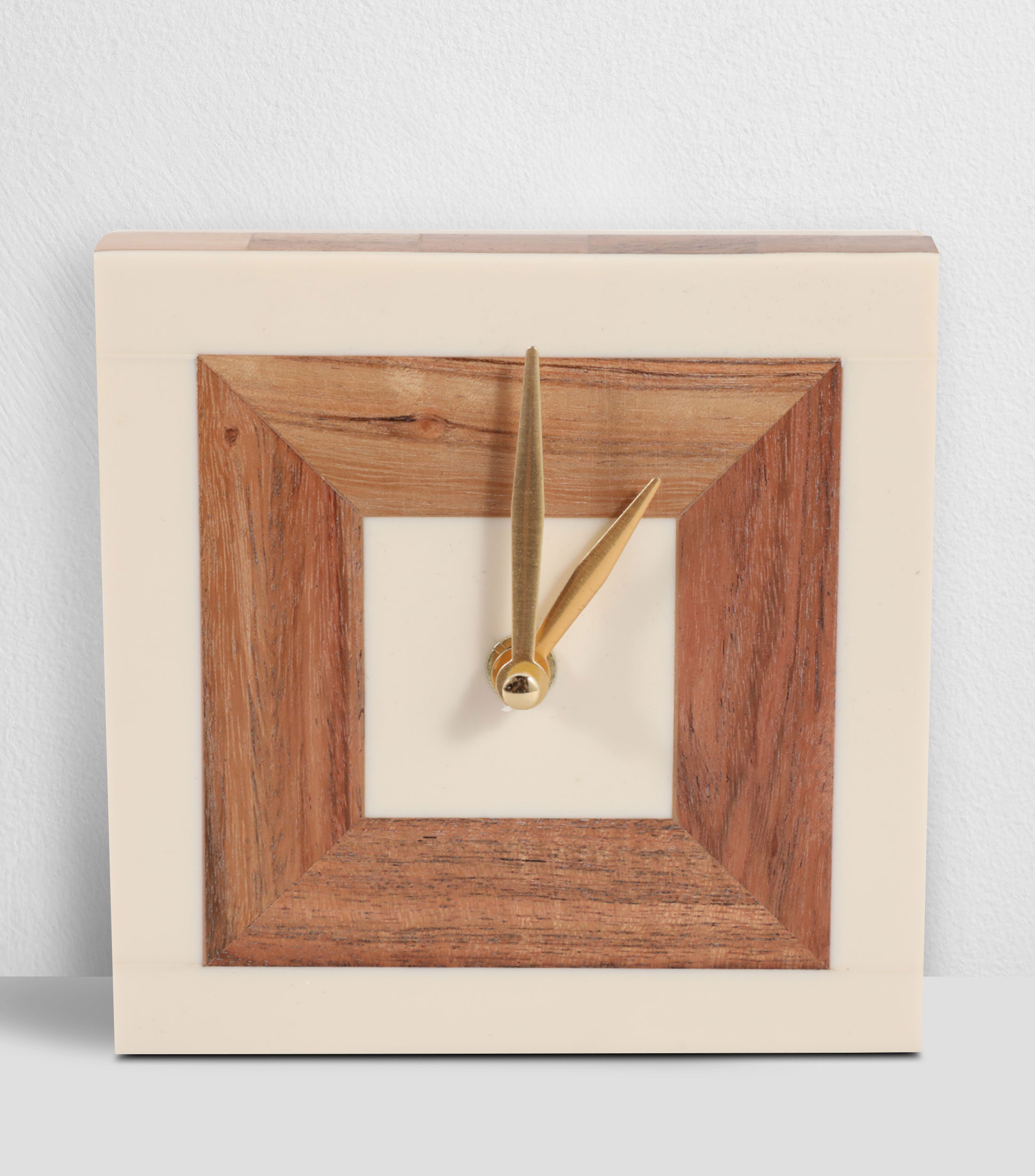 Reloj de mesa cuadrado en resina