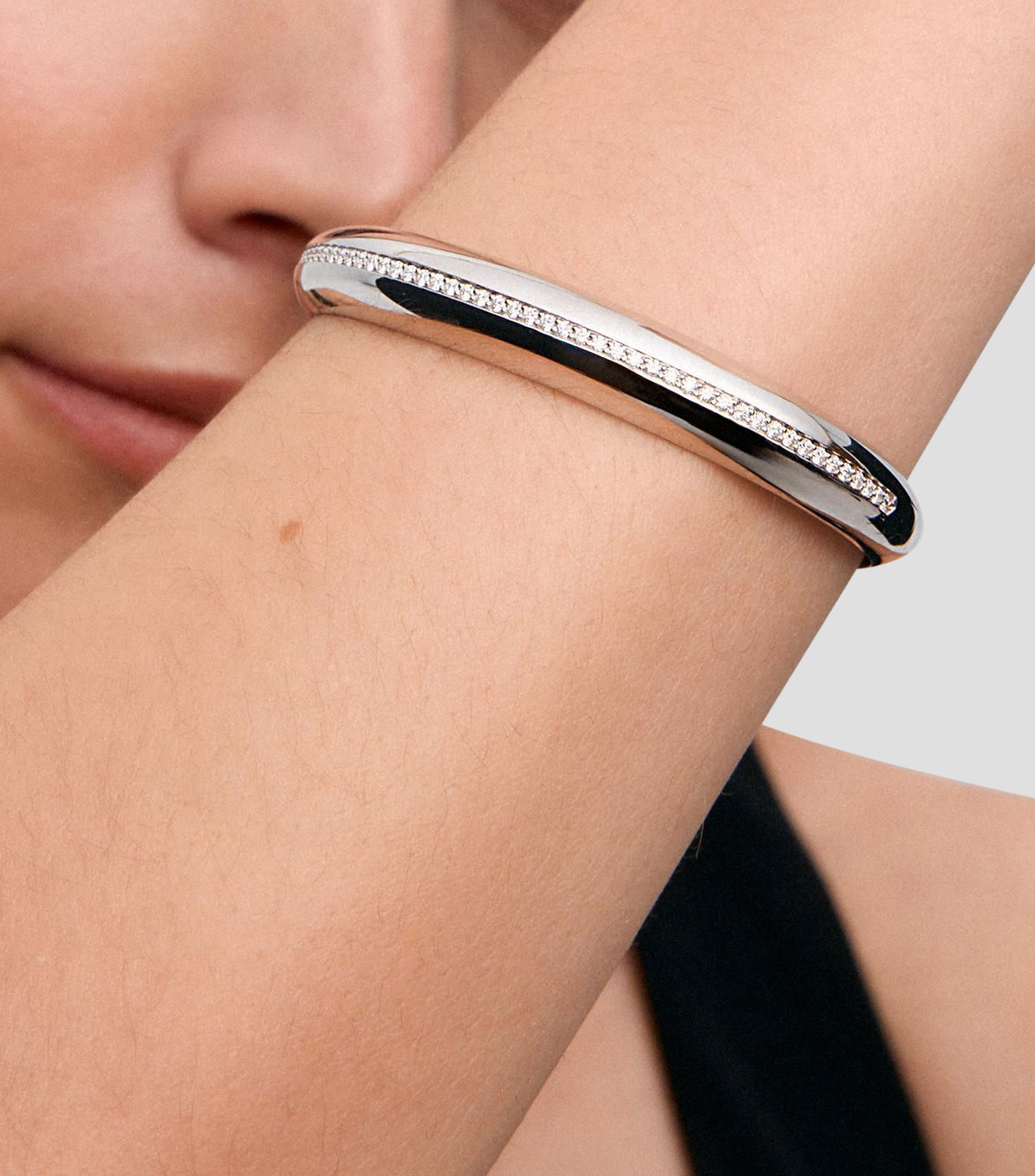 Brazalete rígido en Oro blanco de 18 Kilates con diamantes Mujer