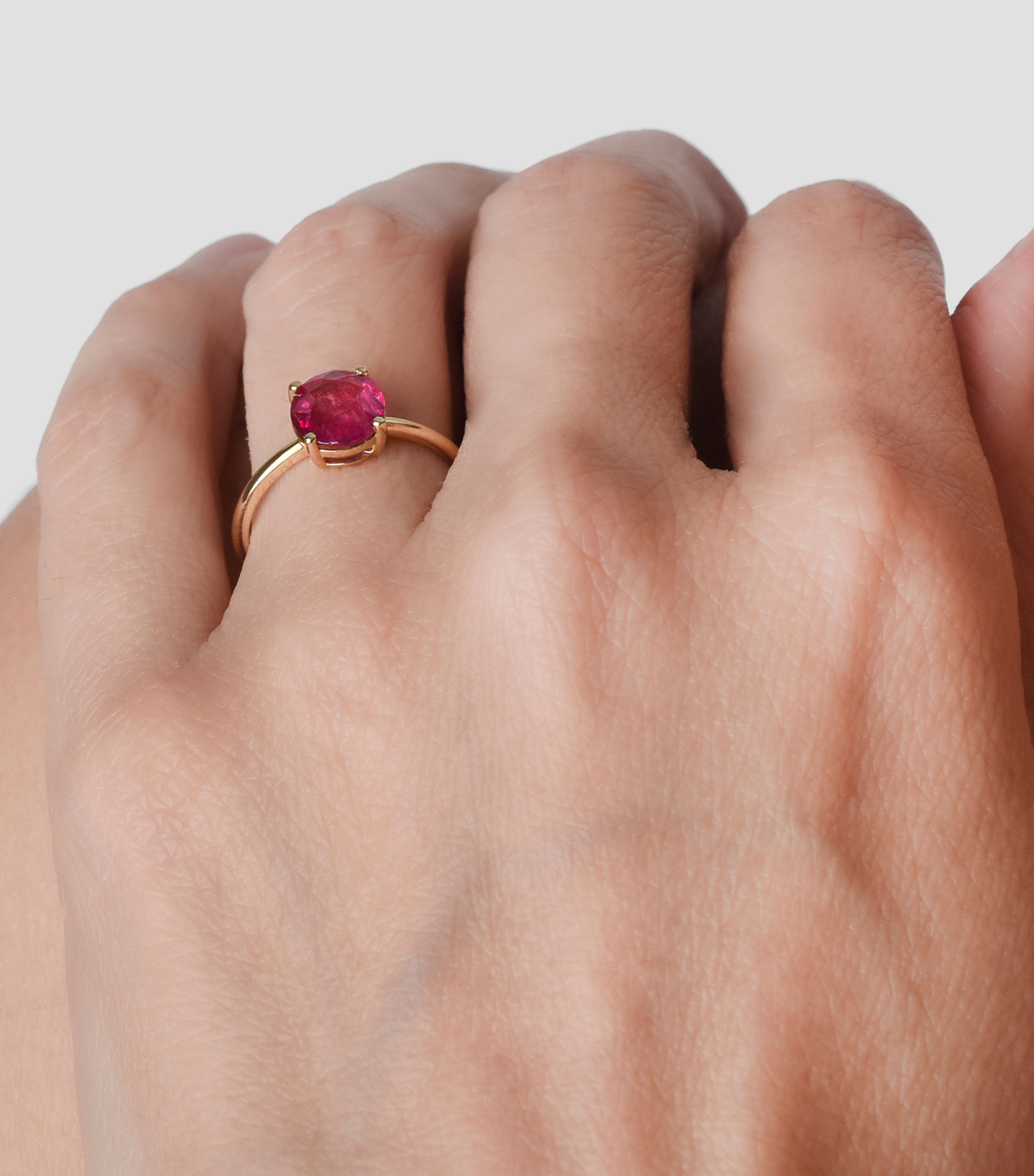 Anillo en oro amarillo de 18 kilates con incrustación de turmalina rubelita Mujer