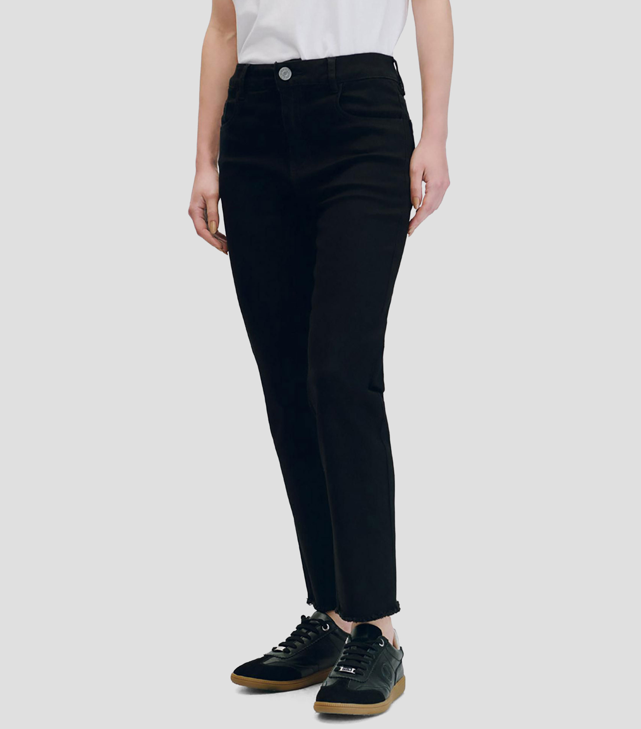 Jeans Rectos Negro Tiro Medio Deshilado en Ruedo Mujer