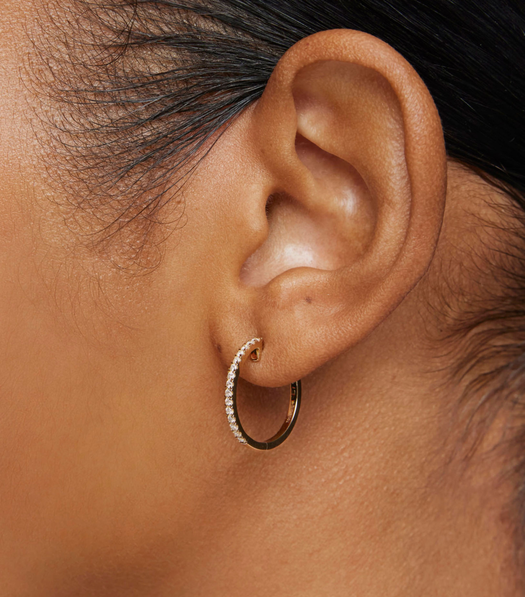 Aretes cortos de aro en oro amarillo 18 Kilates con diamantes Les Classiques Mujer