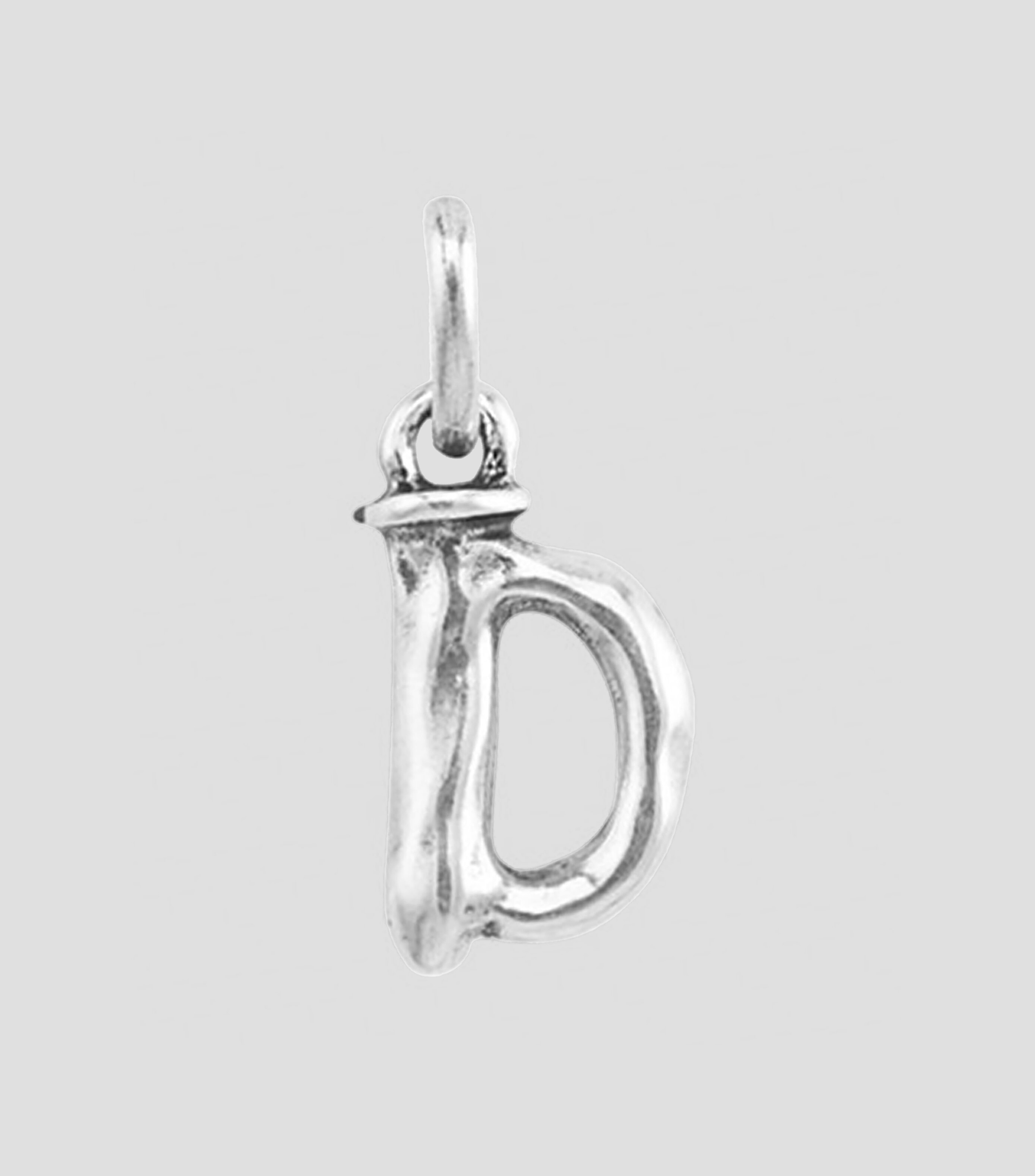 Dije en forma de letra 'D' Mujer