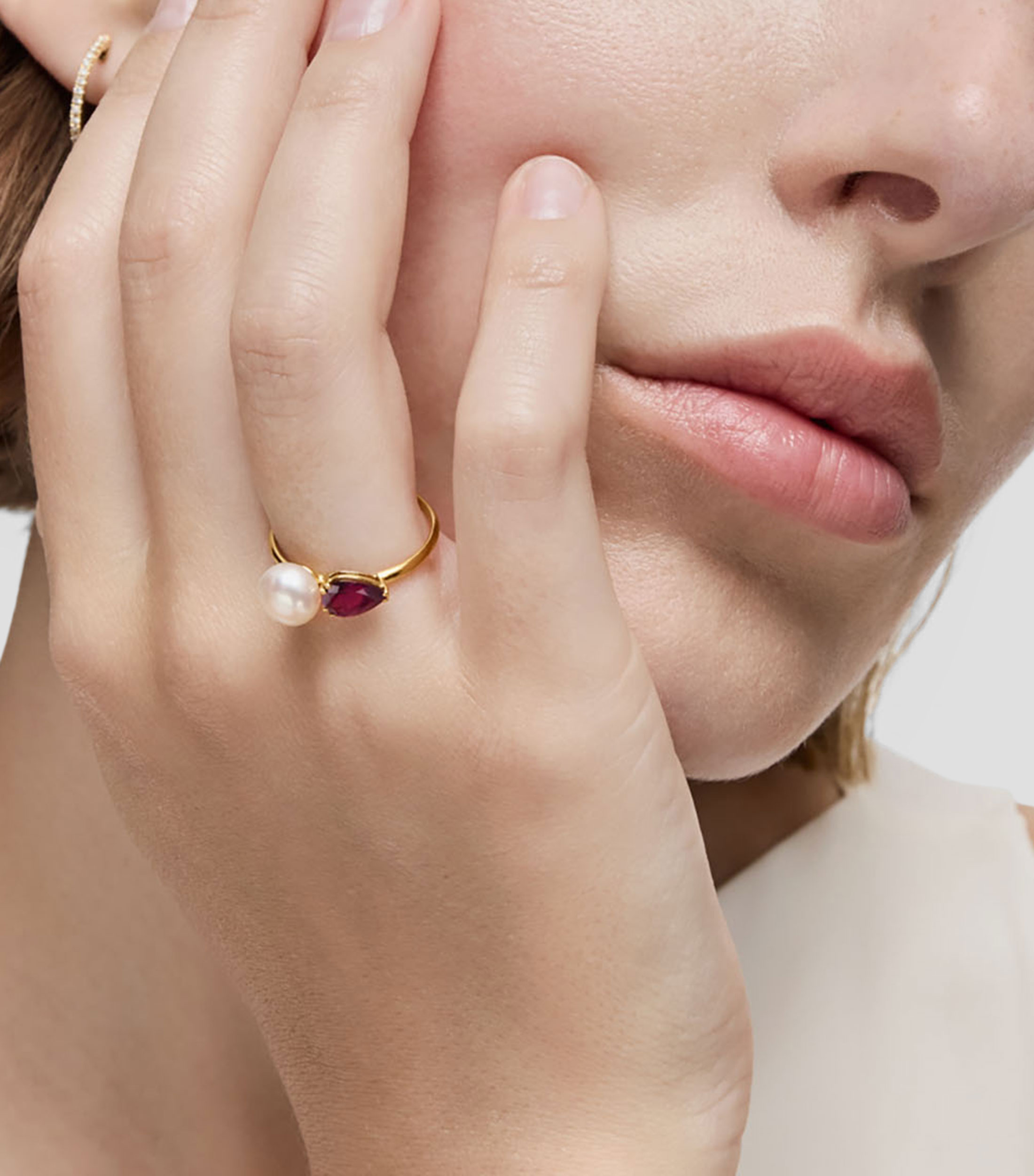Anillo en Oro Amarillo Ivette con Rodolita y Perla cultivada Mujer