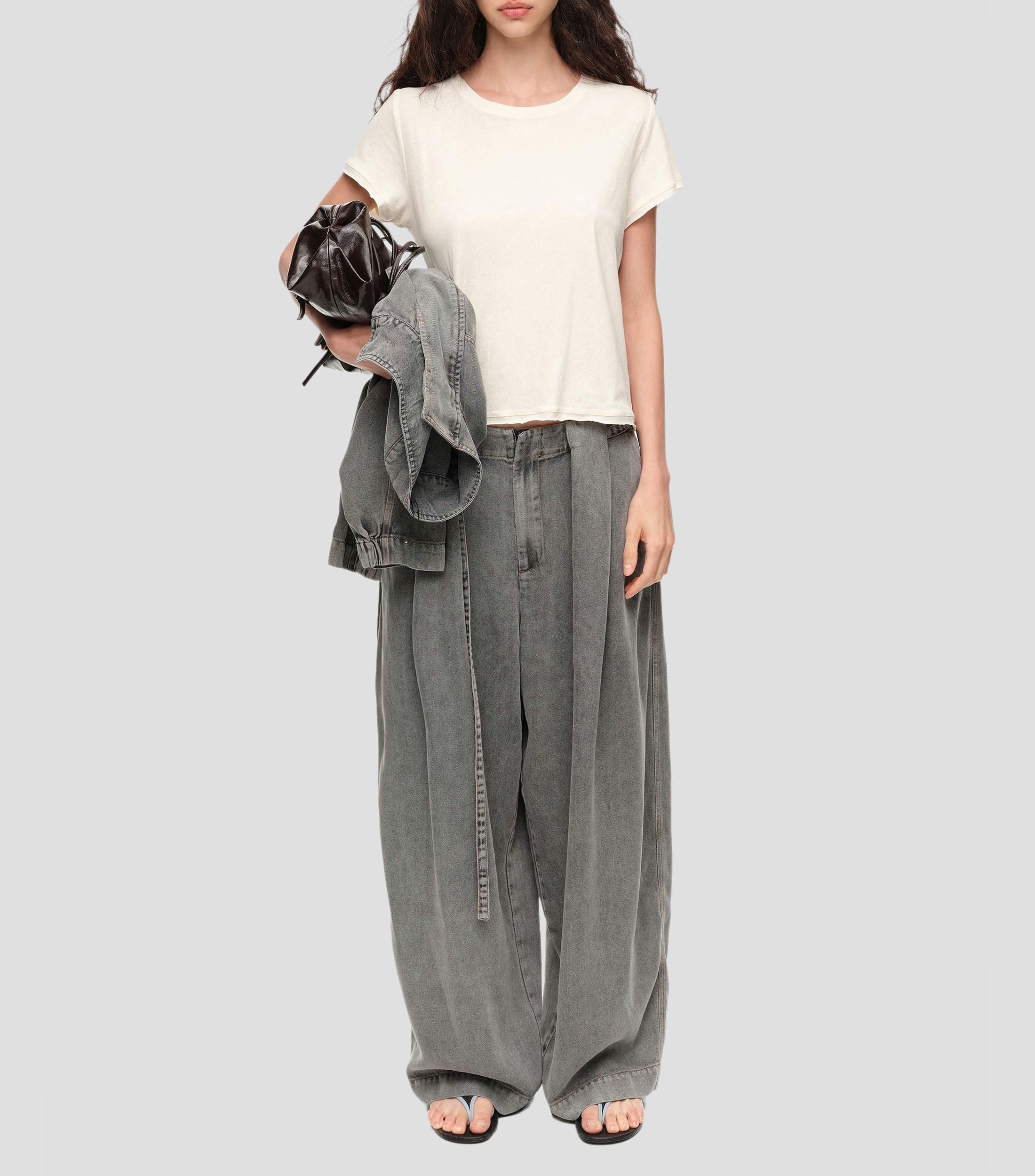 Pantalón denim fluido con cinturón gris lavado Mujer