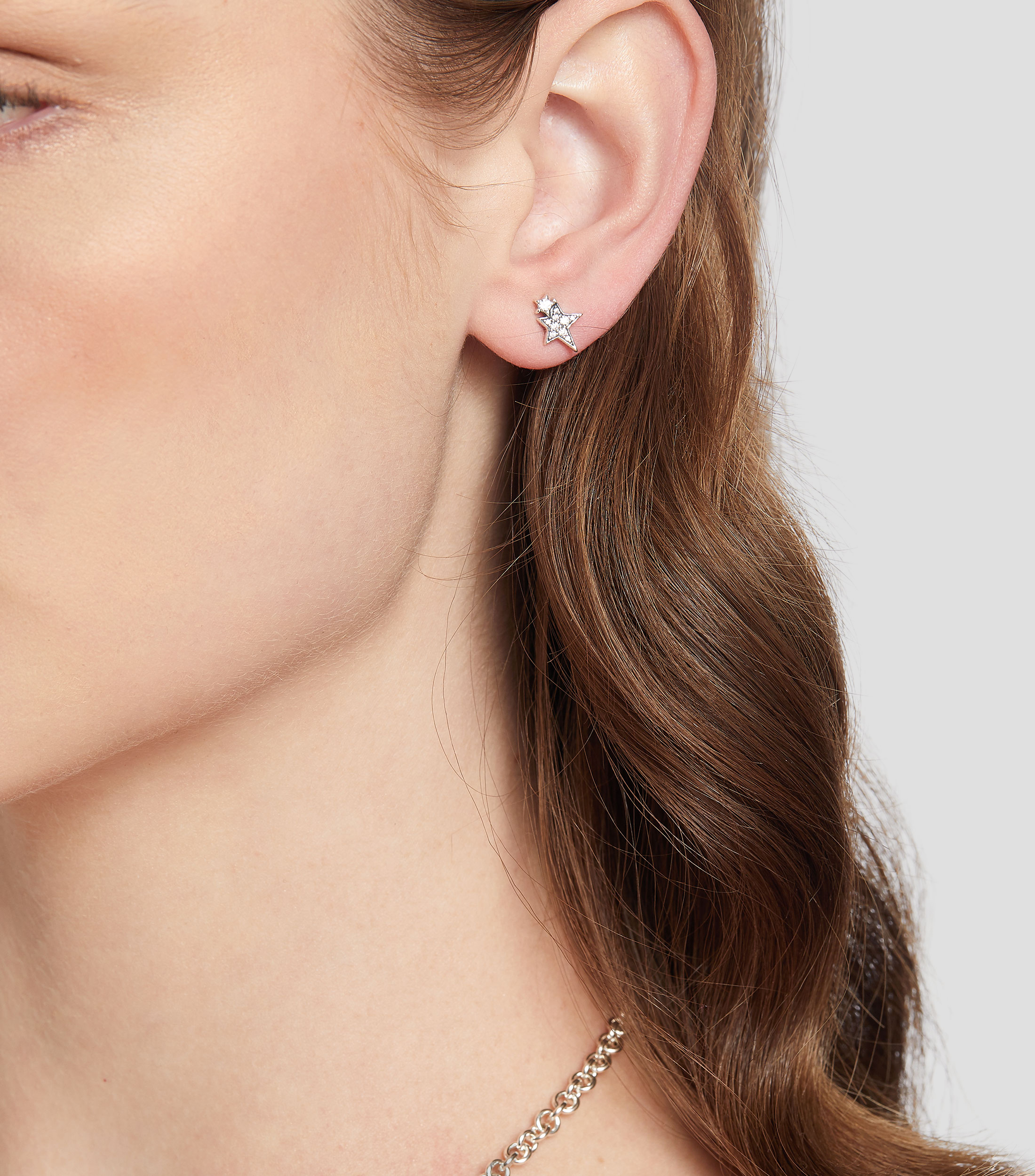 Aretes en plata en forma de estrellas asimétricas resplandecientes Mujer