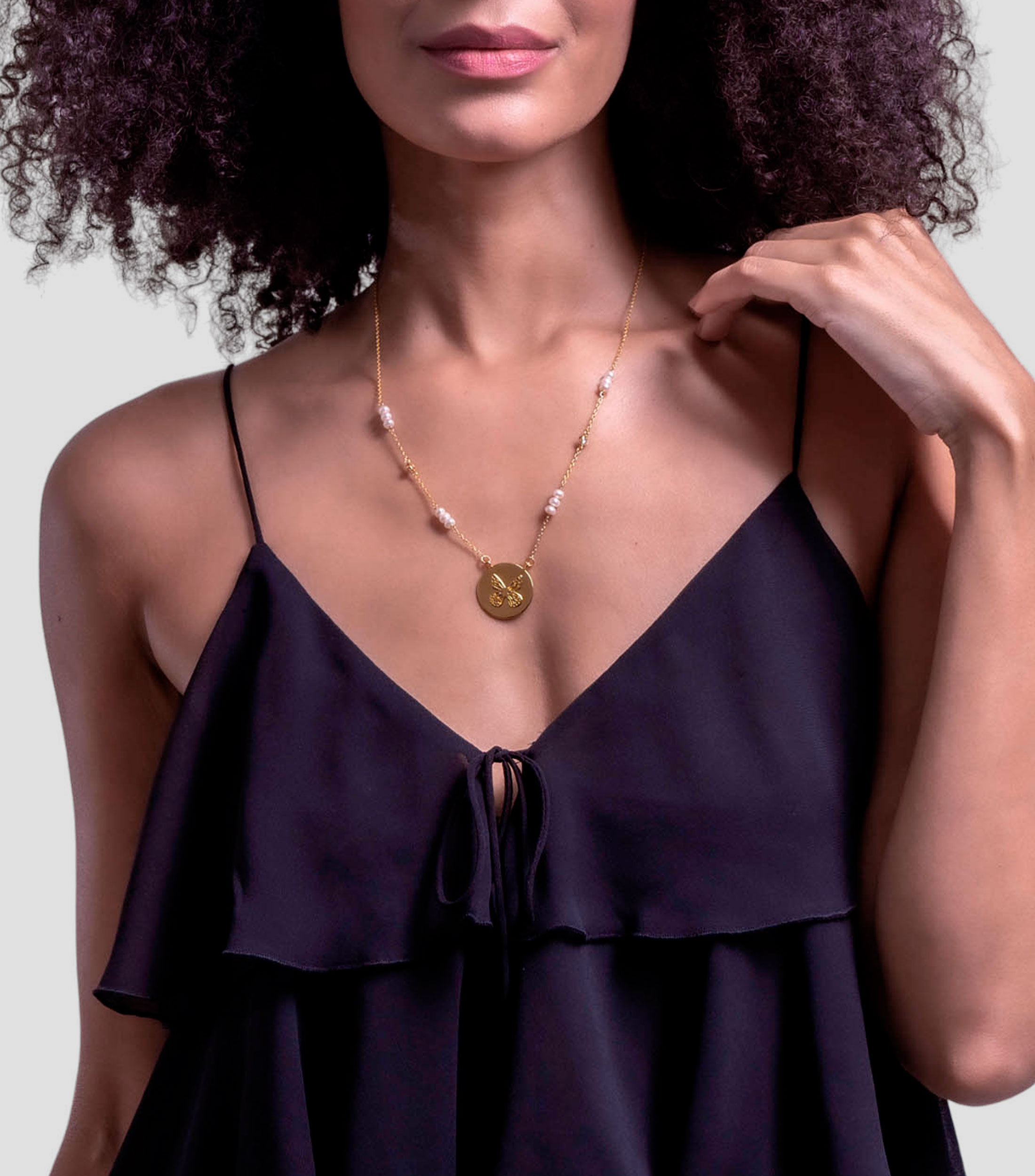 Collar con dije circular de mariposa Mujer