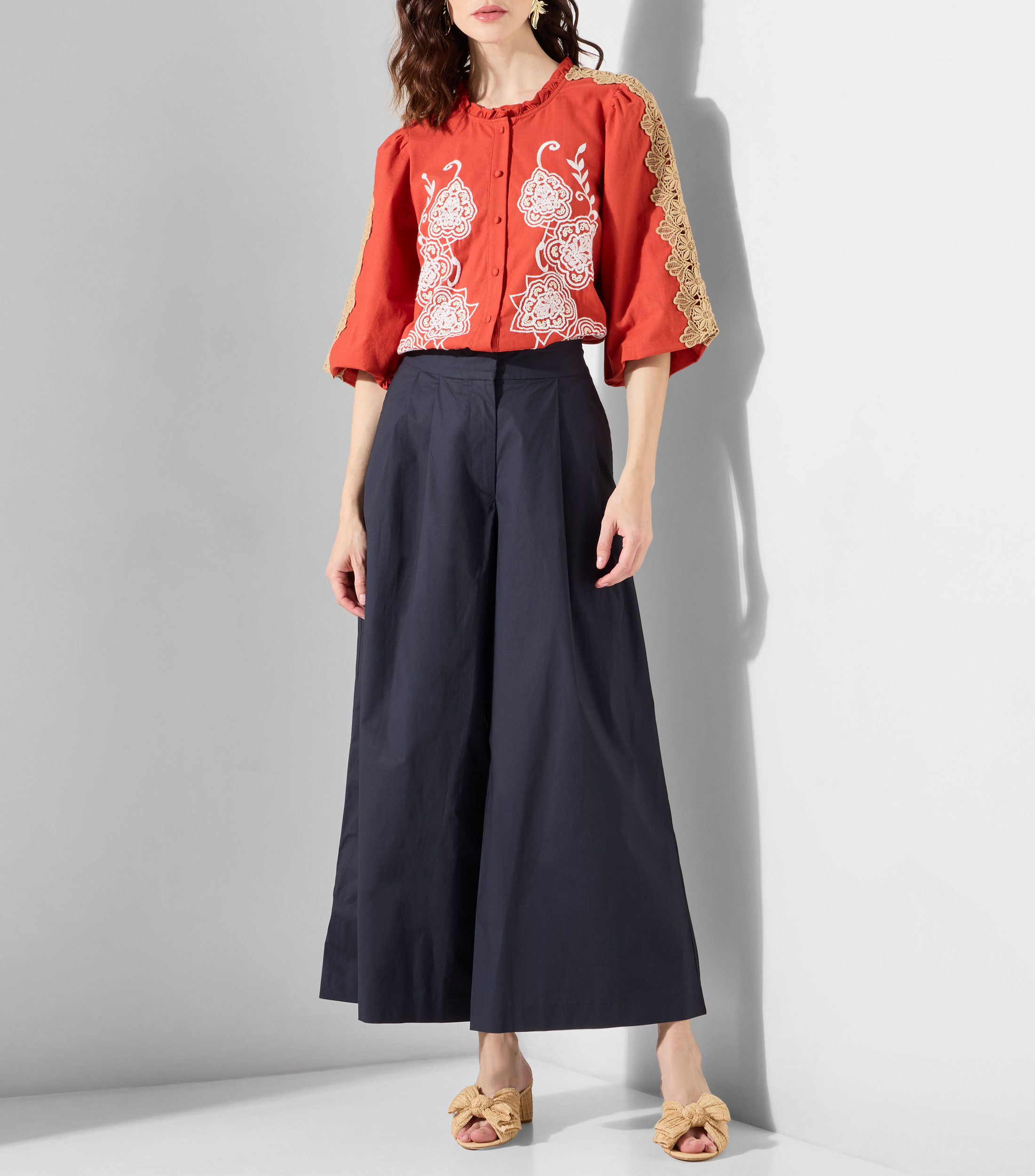 Blusa con bordado y manga corta Mujer
