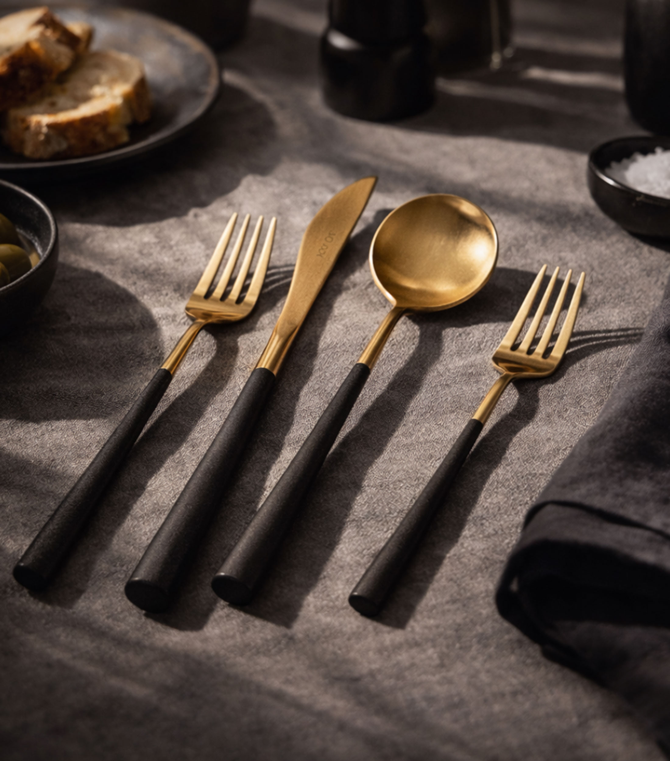 Set de Cubiertos 30 Piezas Neo Oro Mango Negro en Acero Inoxidable, Resina