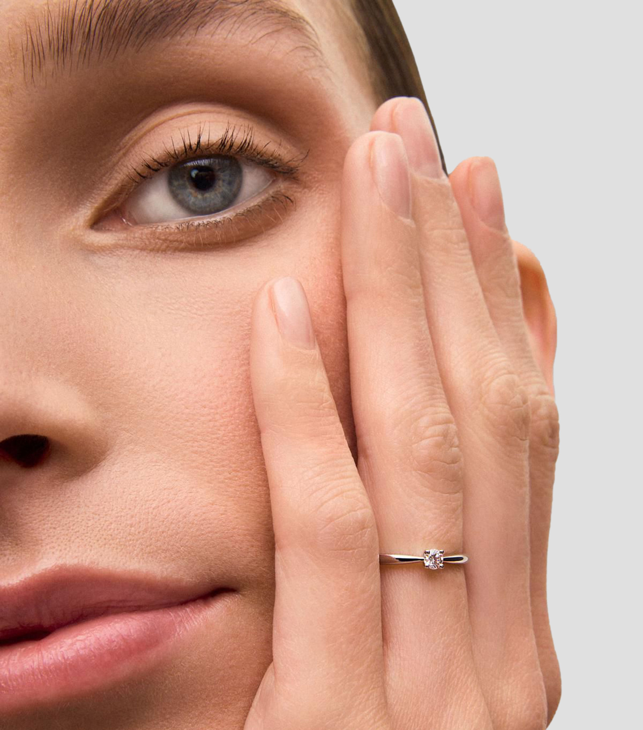 Anillo solitario en Oro blanco de 18 Kilates con diamante Mujer