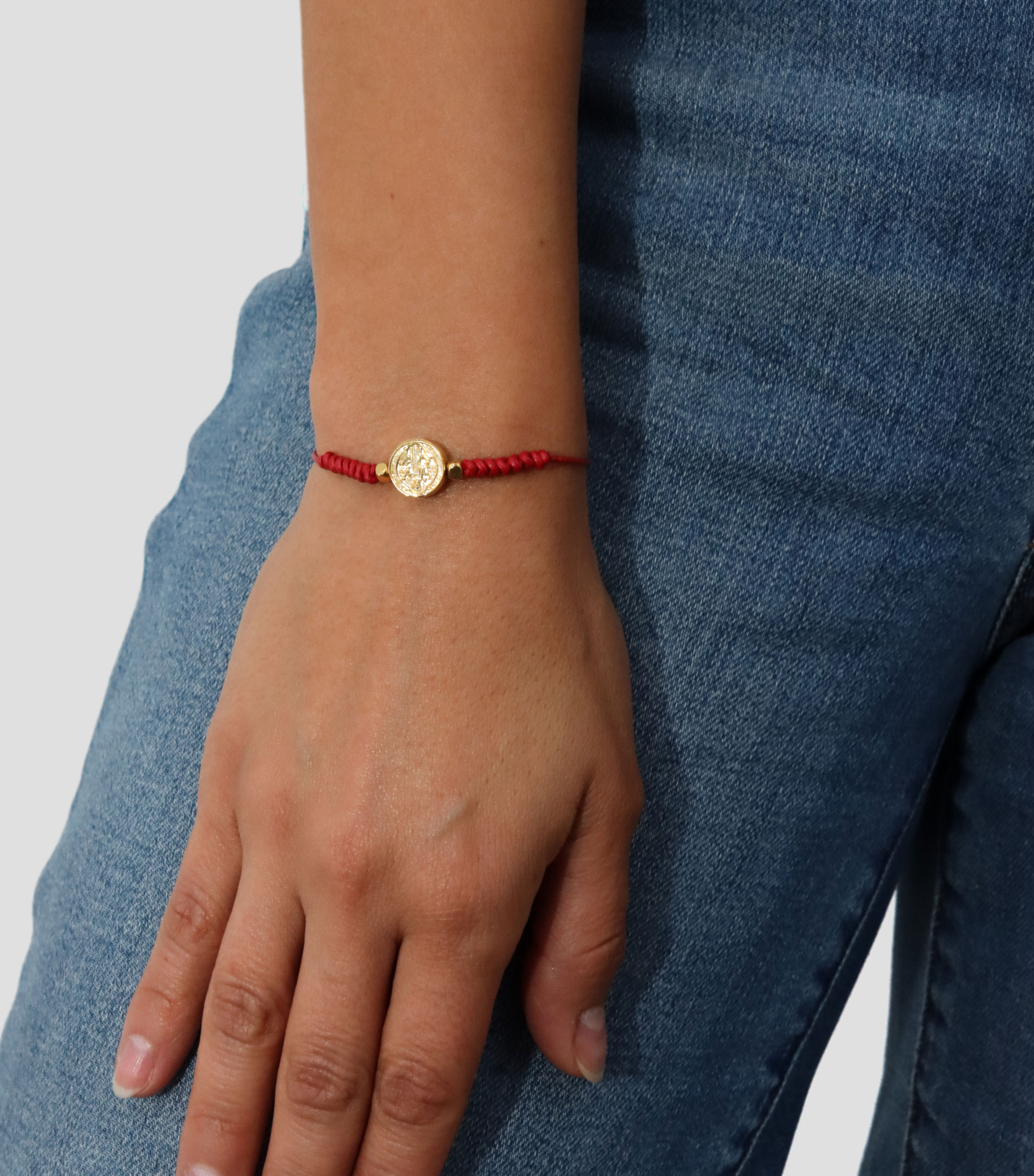 Pulsera roja con medalla de San Benito Nina